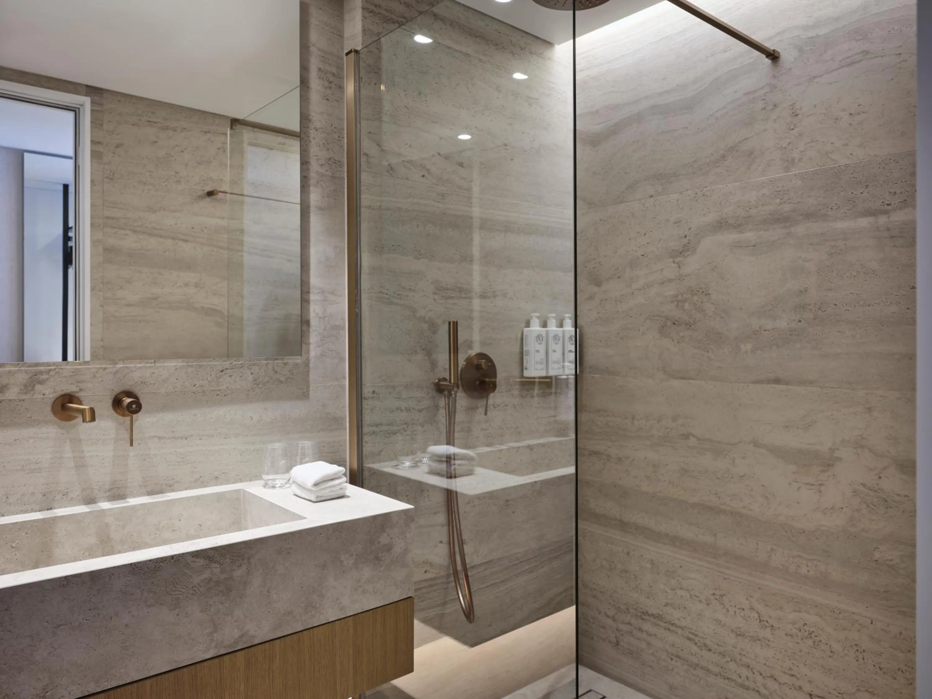 Shower in Nur Aparthotel Athens