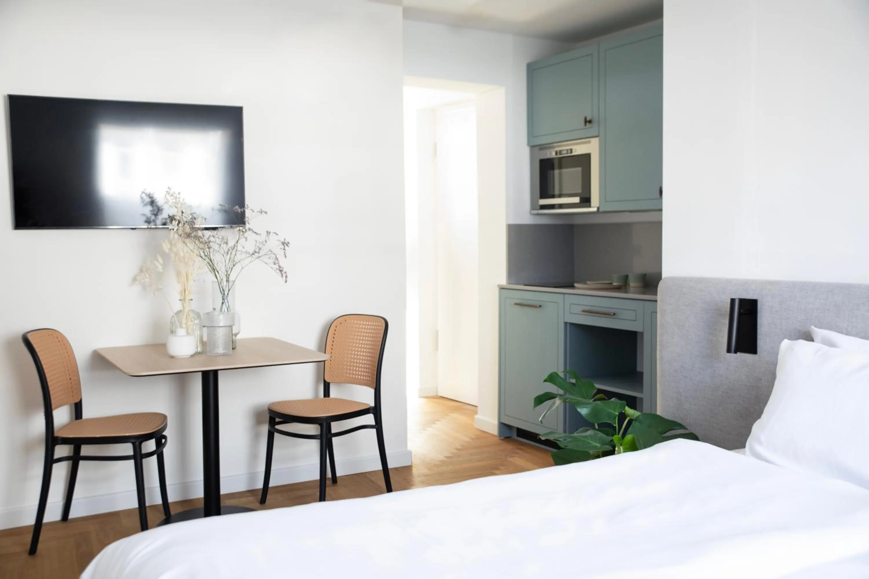 Photo of the whole room, Bed in Bob W Beethoven