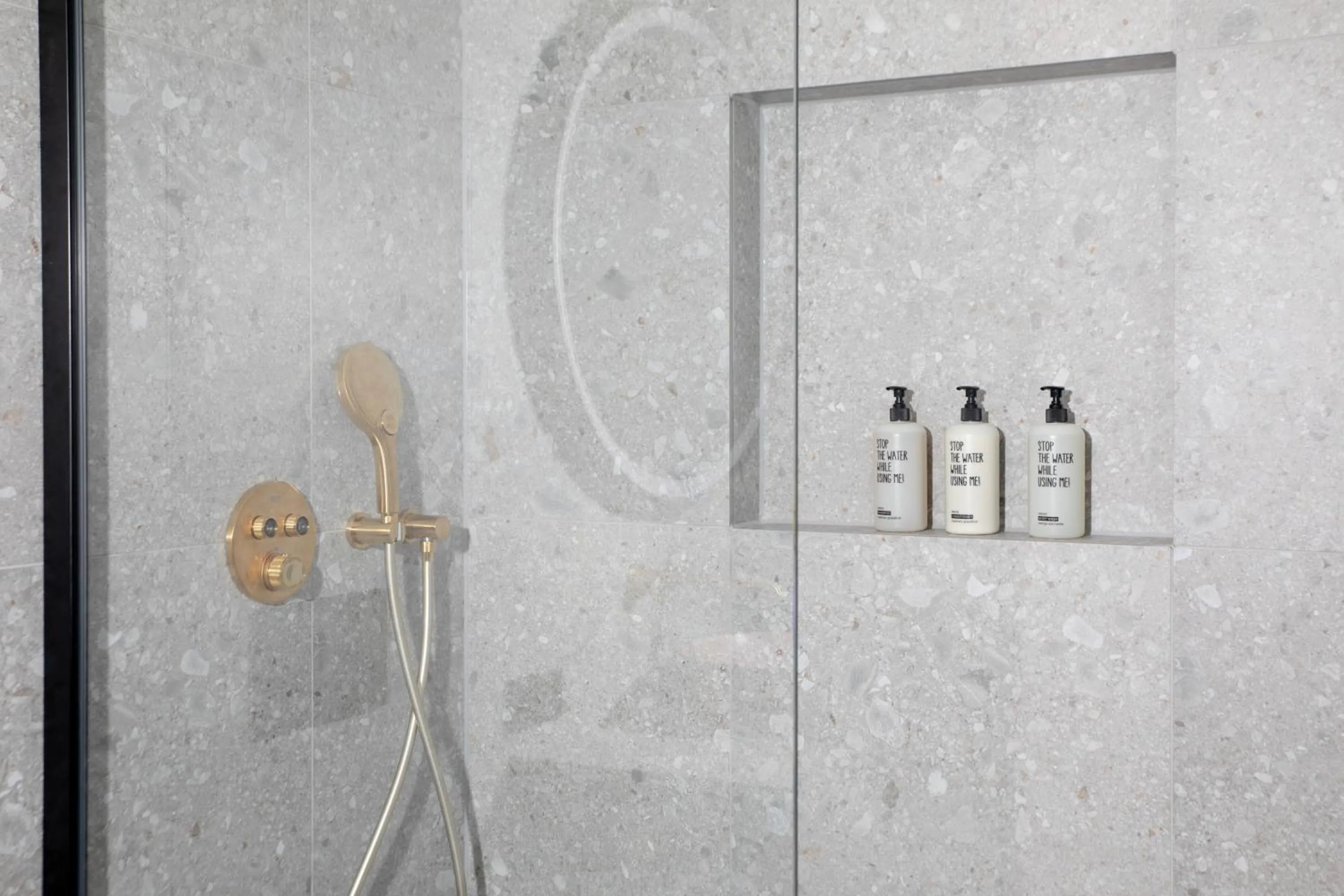 Shower in Bob W Beethoven