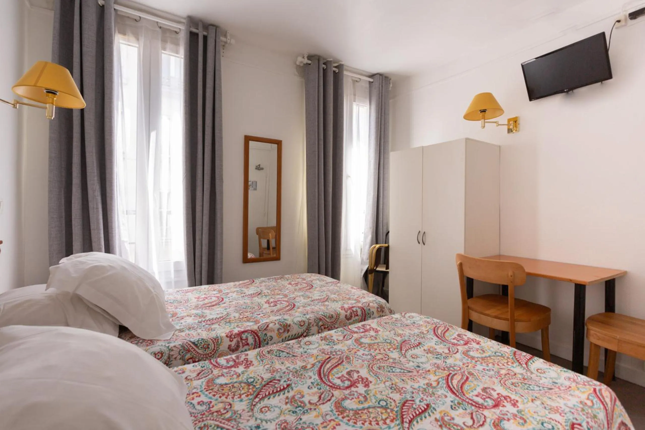 Photo of the whole room, TV/Entertainment Center in Ideal Hotel