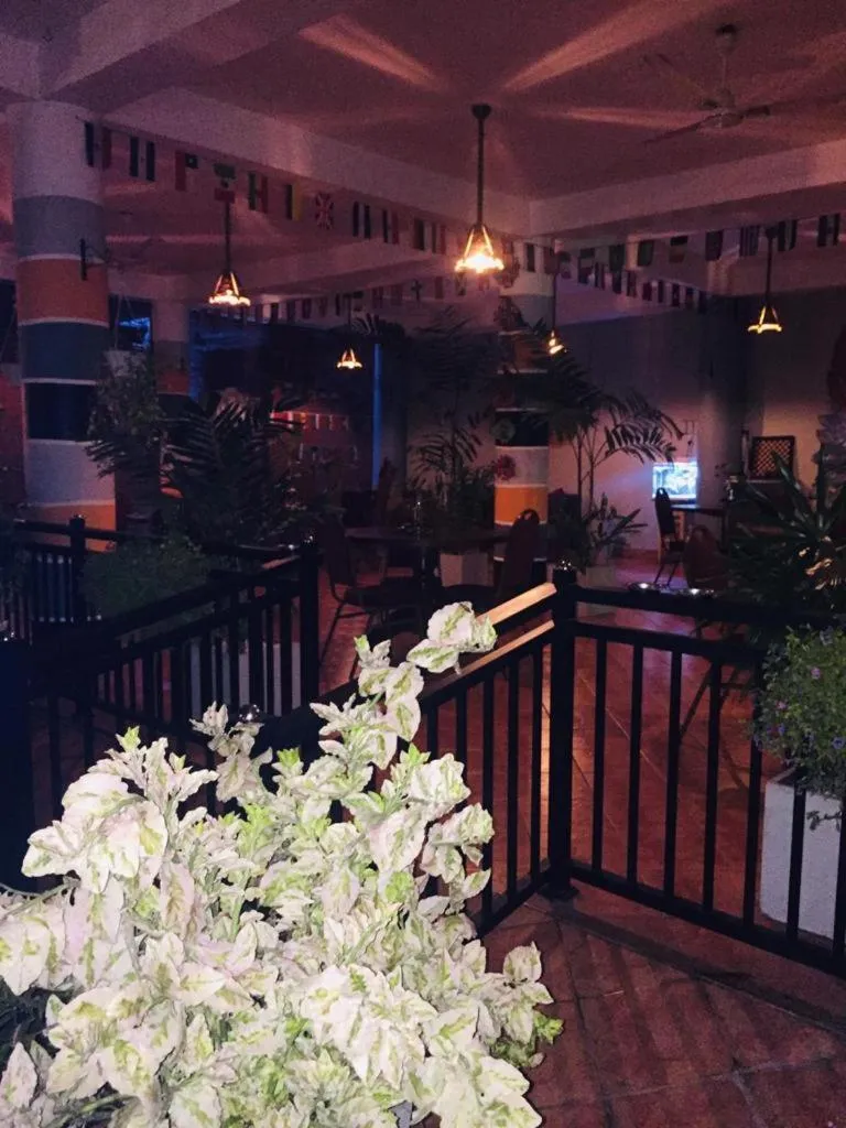 Restaurant/places to eat in Crescent Resort