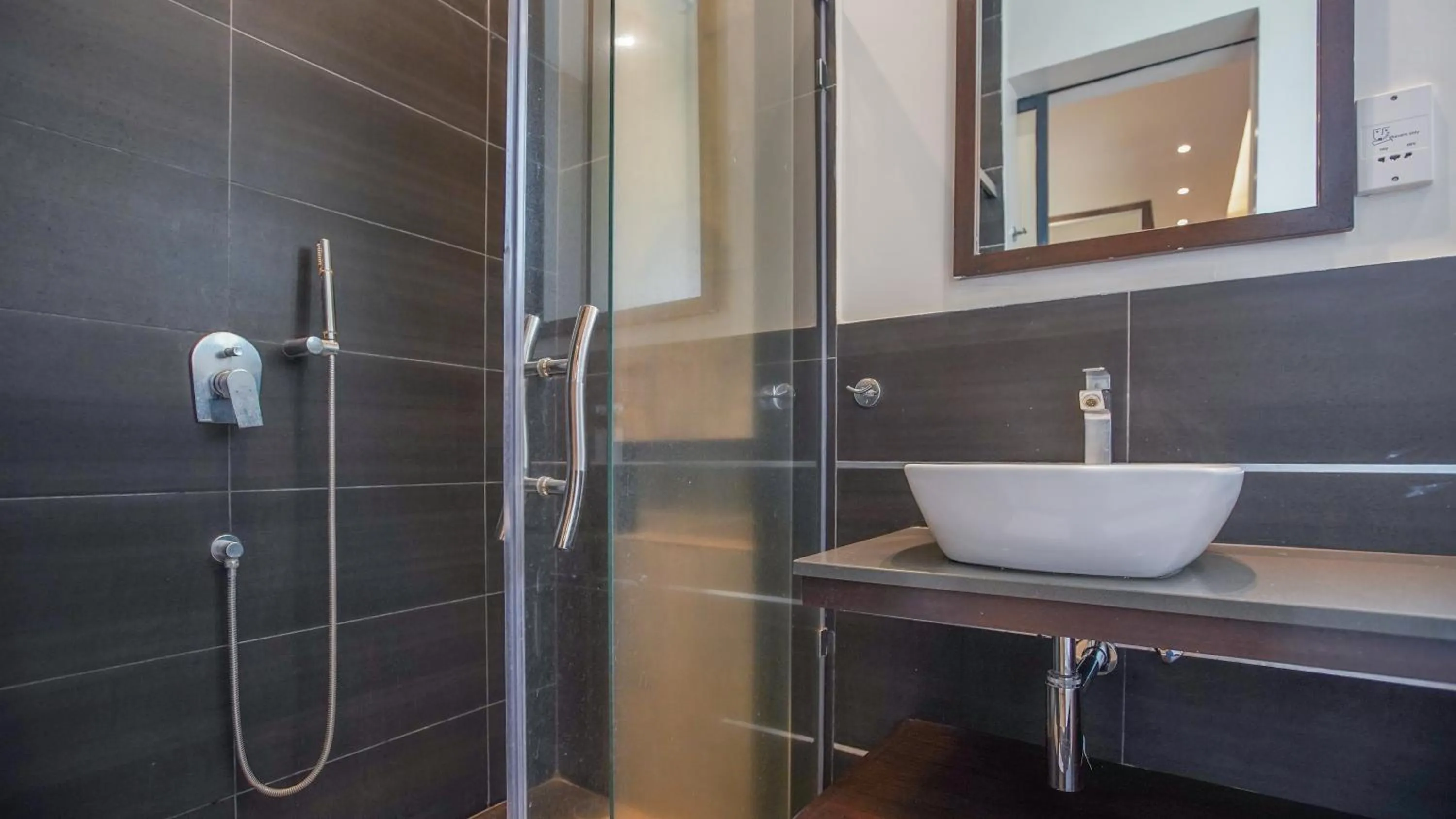 Shower in Warwick Centre