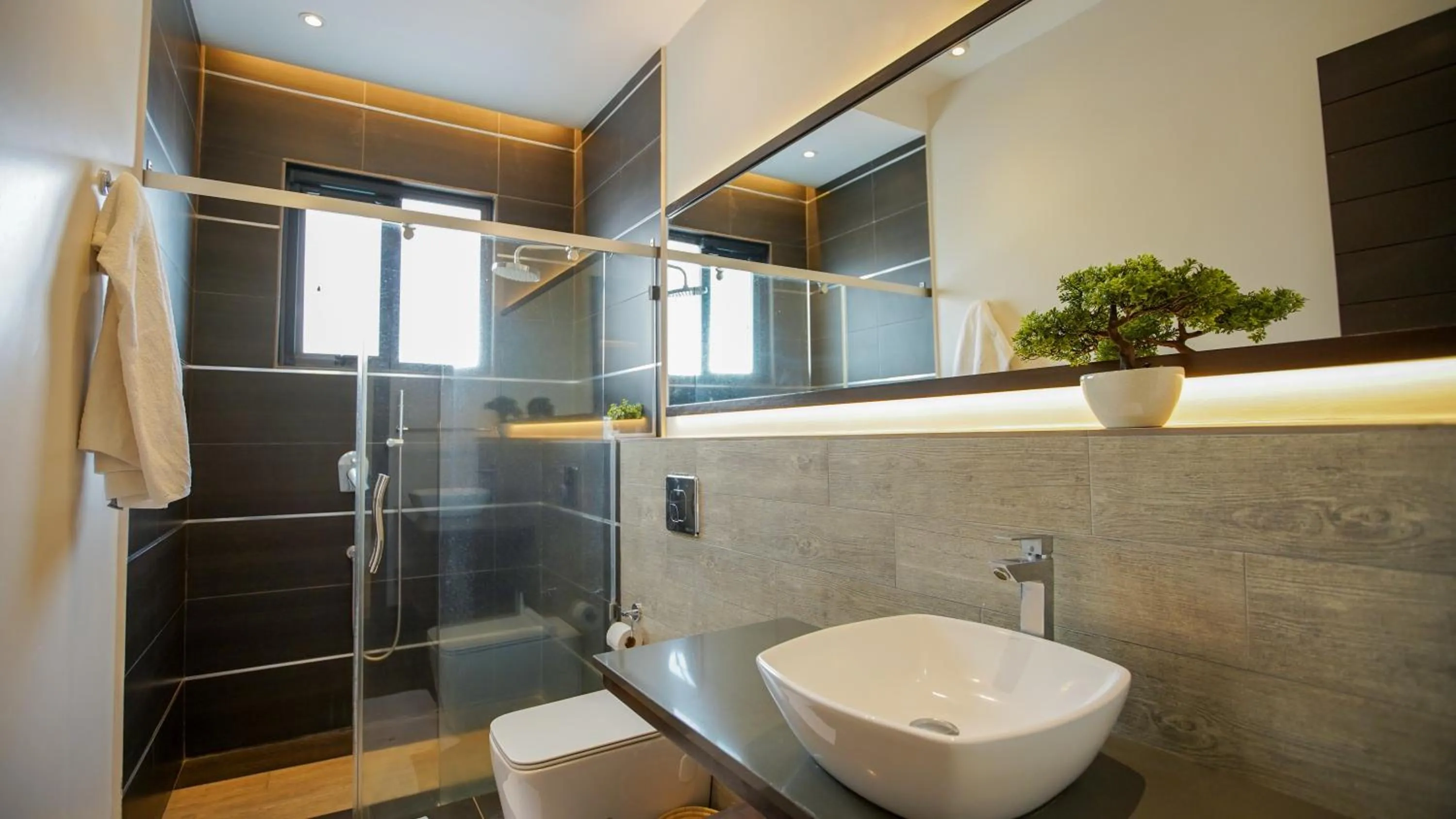 Shower in Warwick Centre