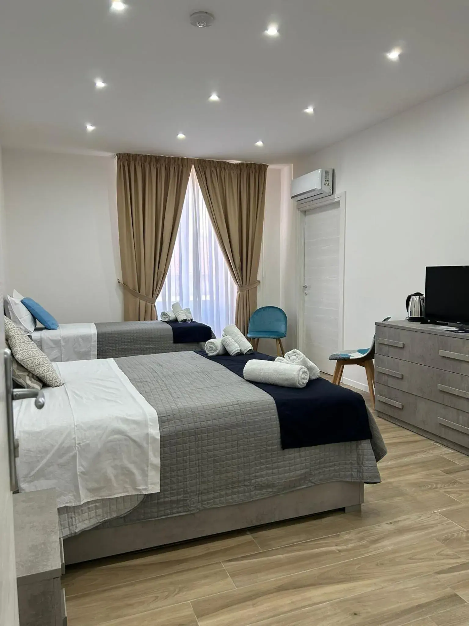 Triple Room with Shower in GIULY SUITES & ROOMS Triple Room with Shower in GIULY SUITES & ROOMS