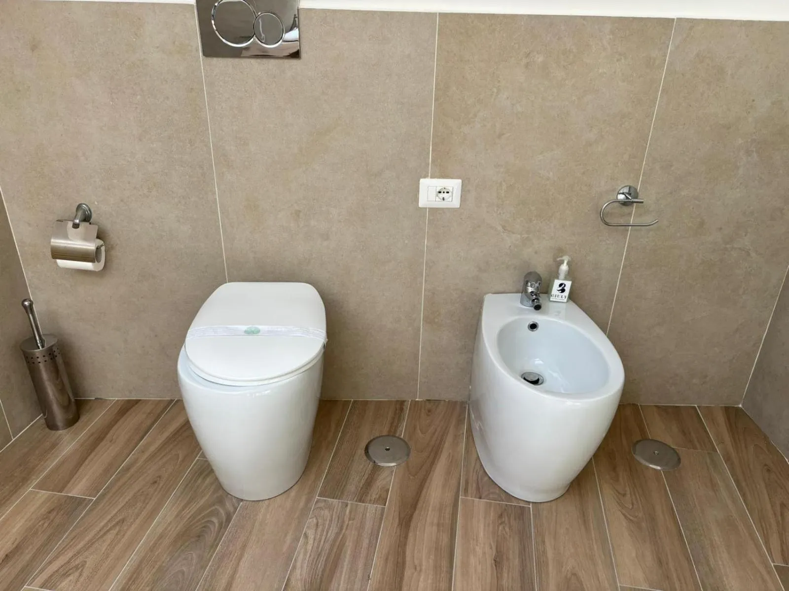 Toilet in GIULY SUITES & ROOMS