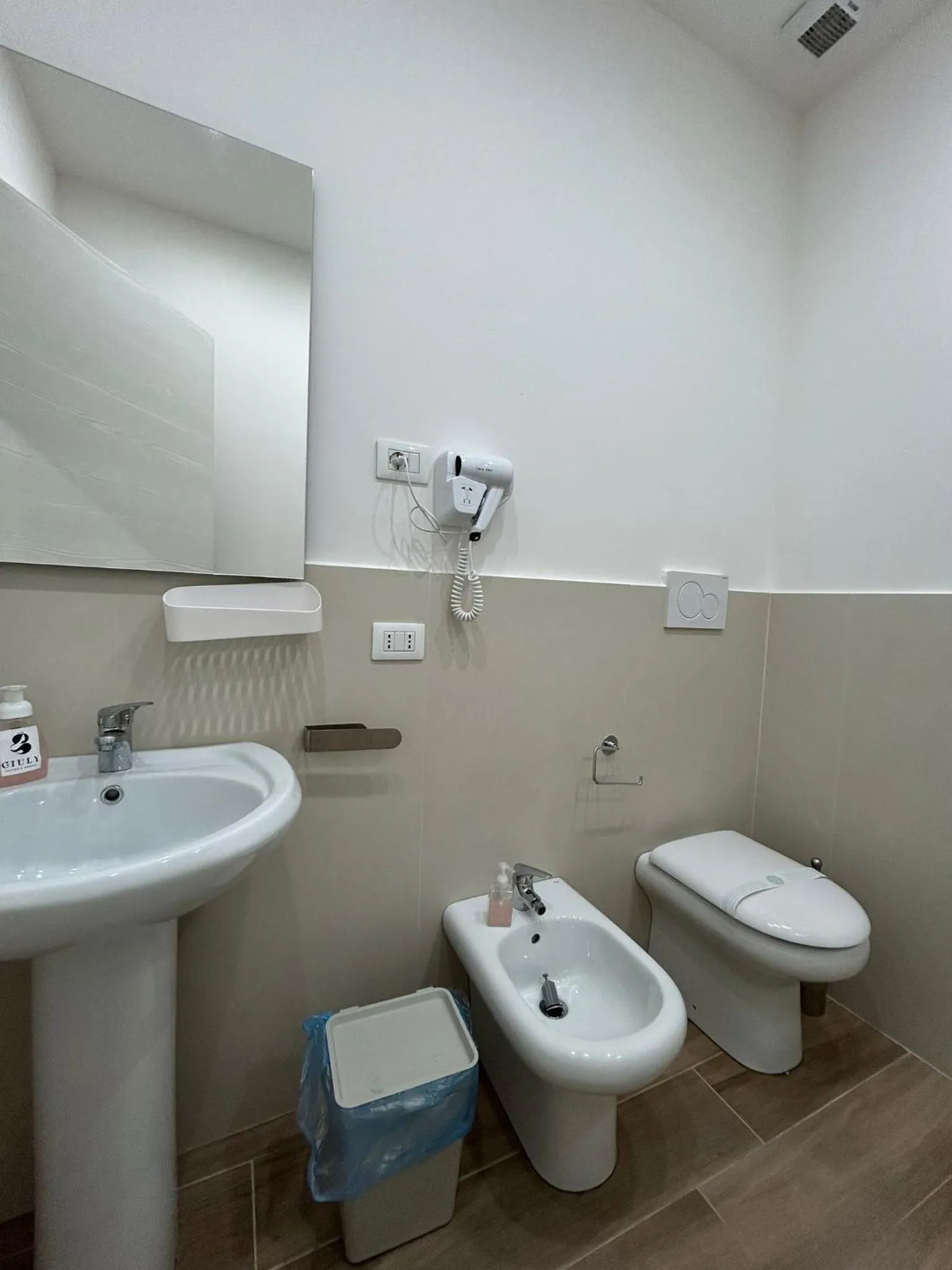 Toilet in GIULY SUITES & ROOMS