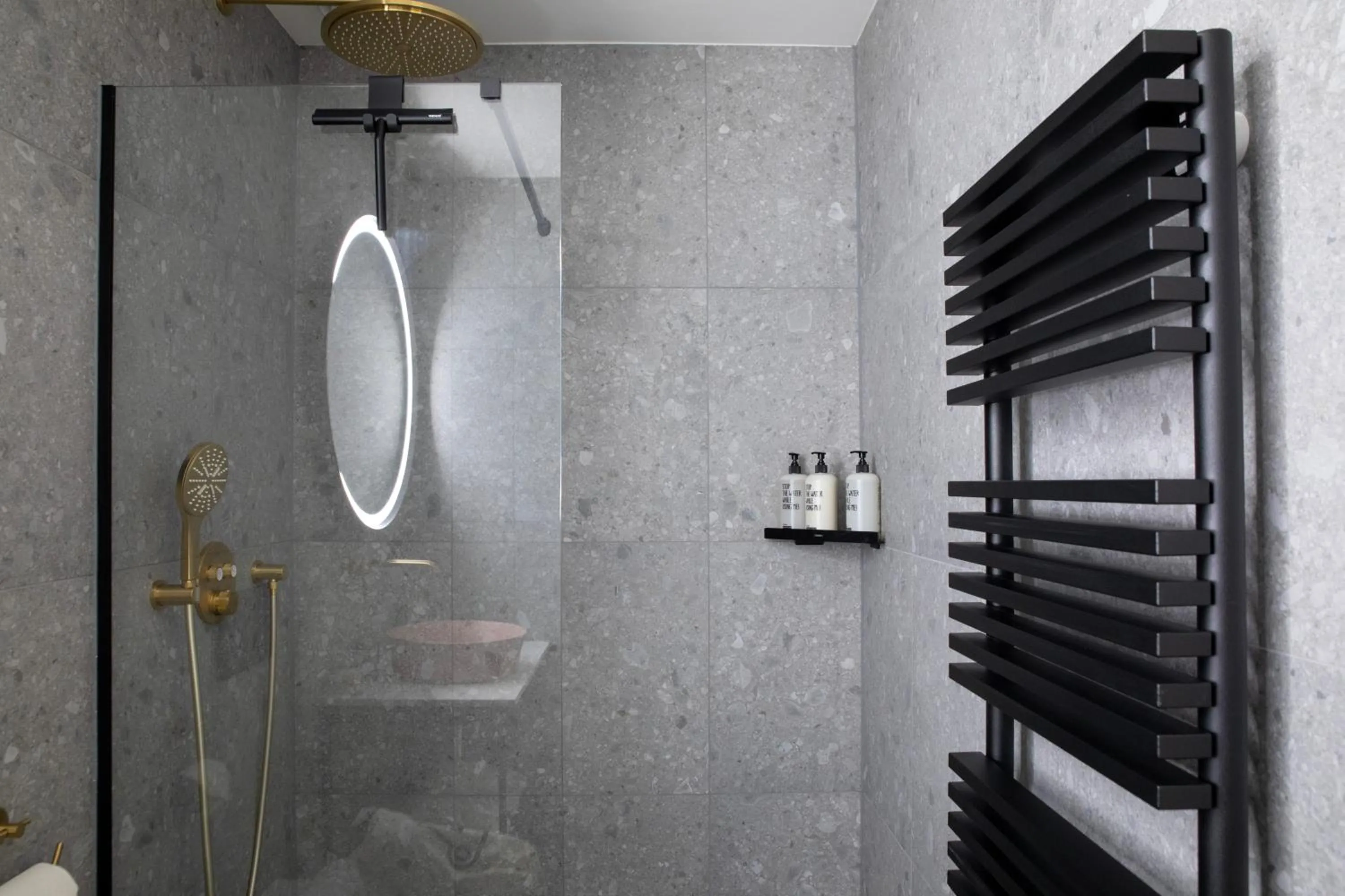 Shower in Bob W Oosterpark