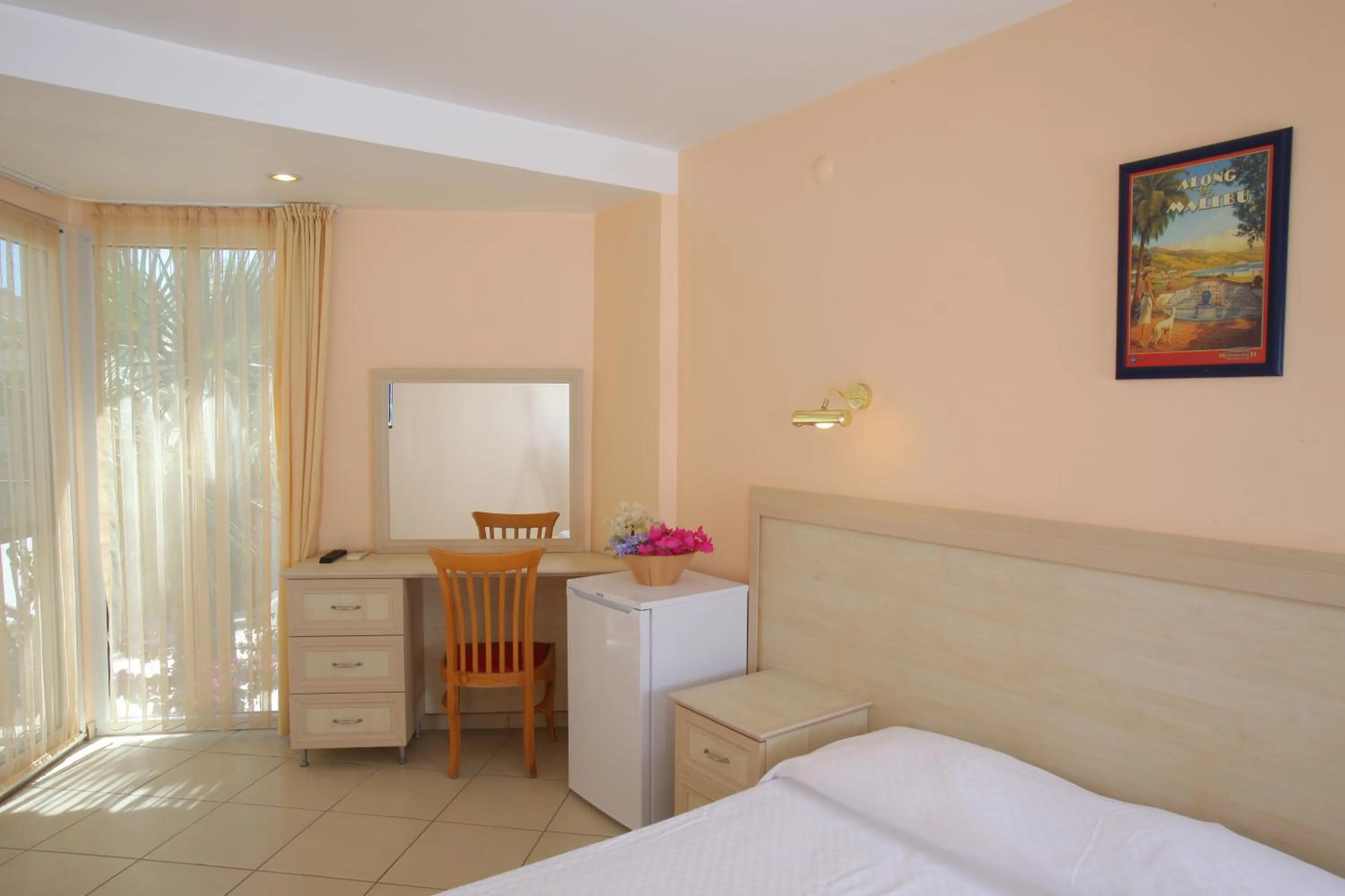 Communal lounge/ TV room, Bed in Catamaran Hotel