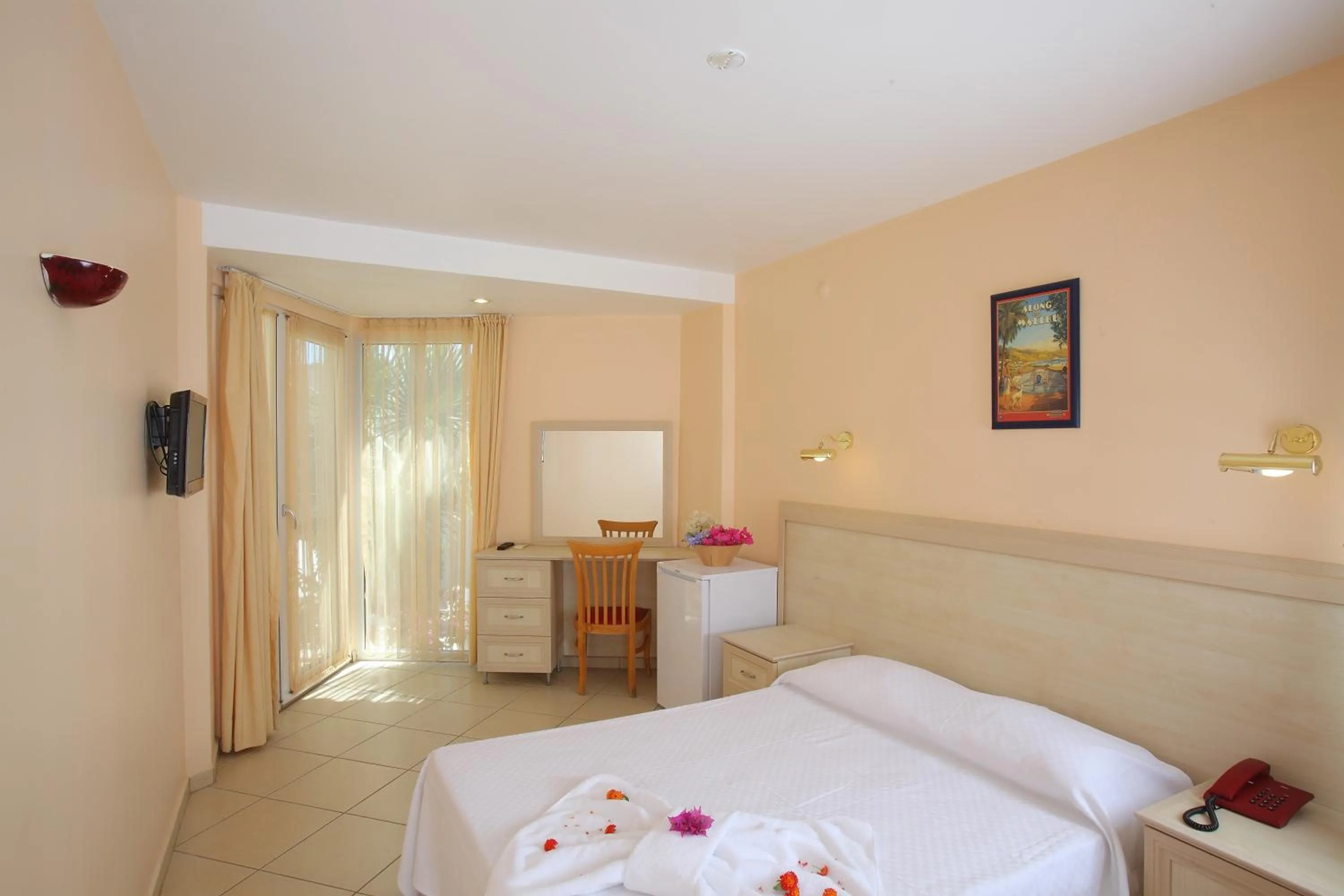 Photo of the whole room, Bed in Catamaran Hotel