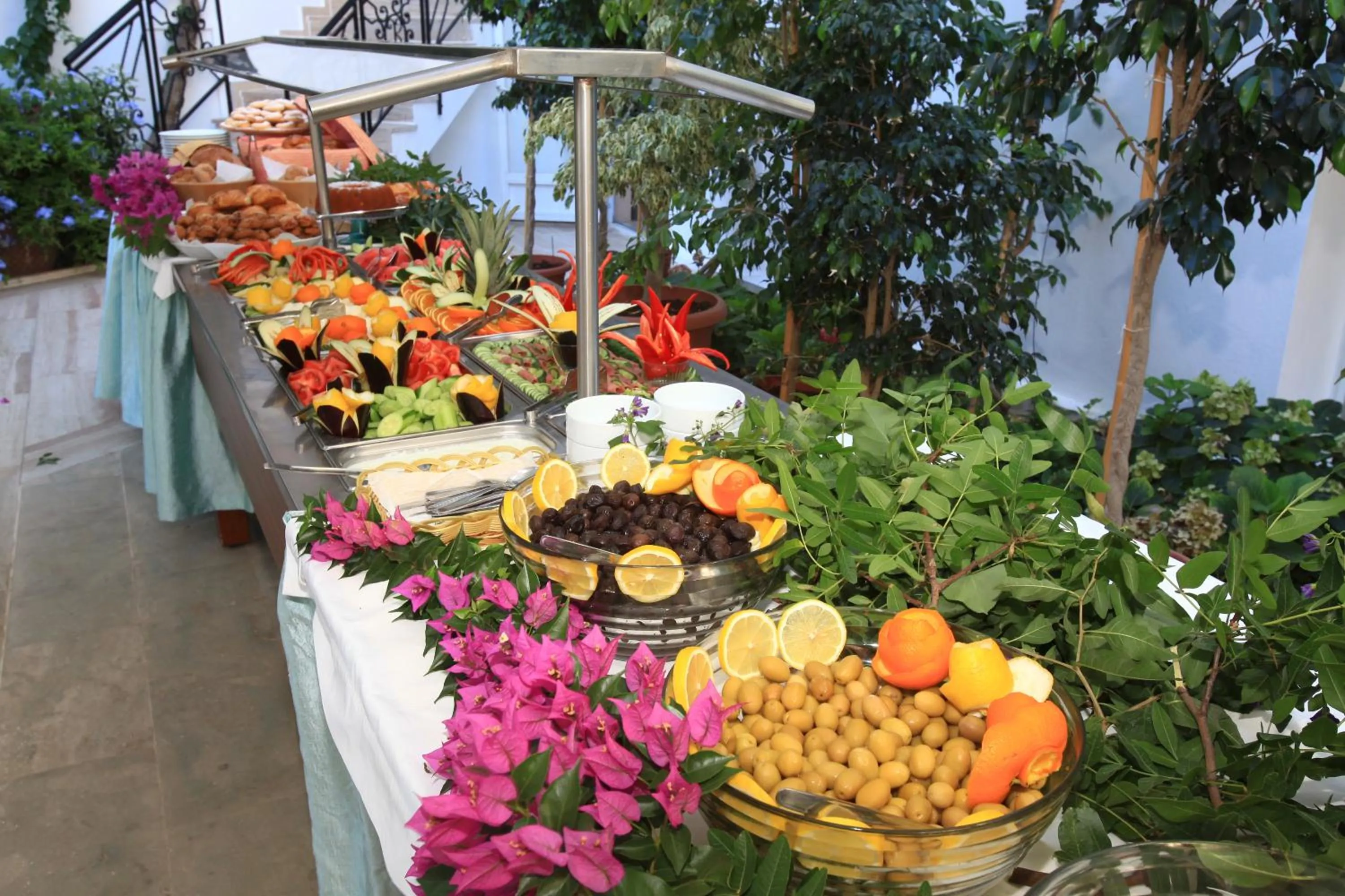 Buffet breakfast in Catamaran Hotel