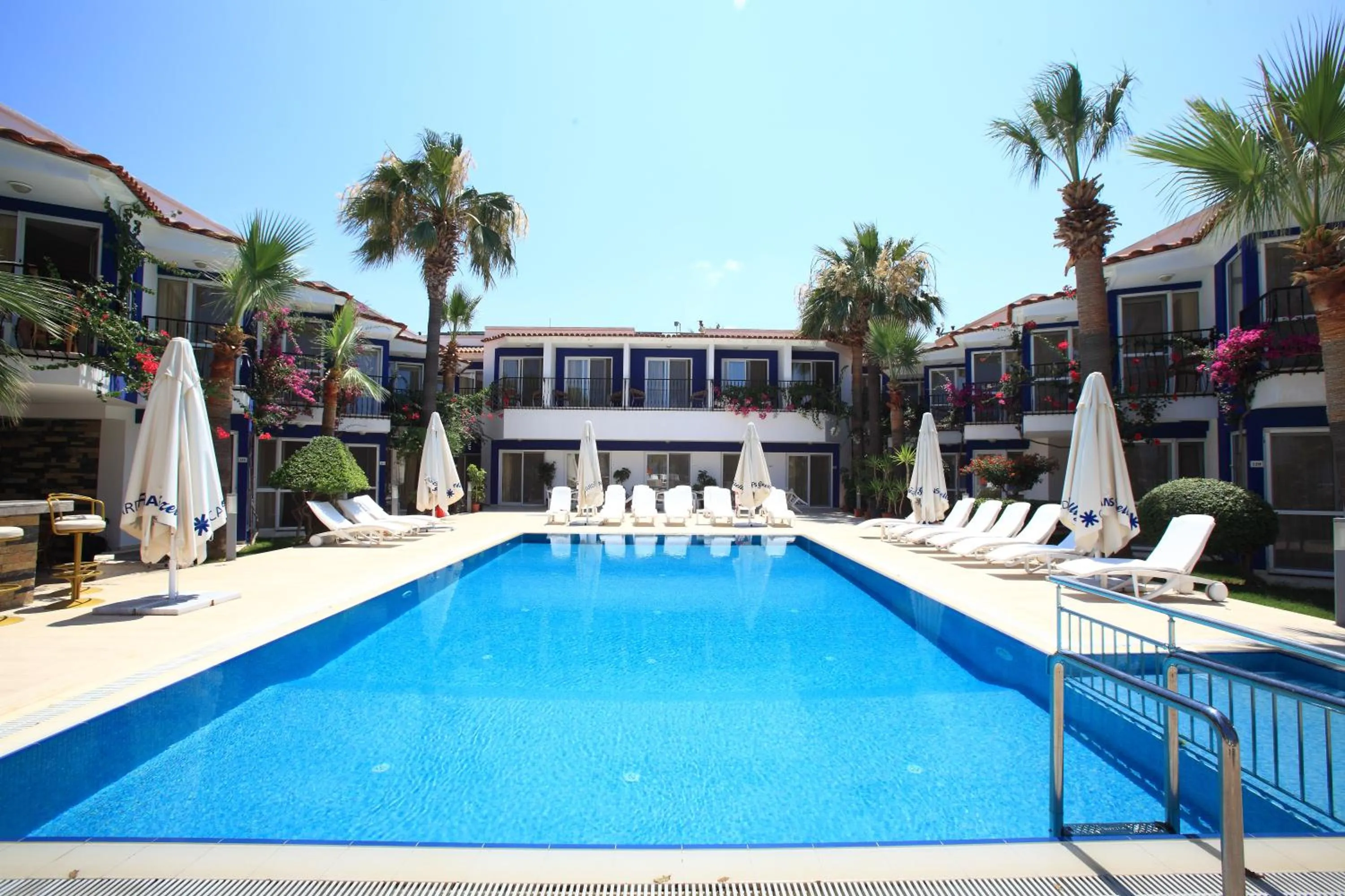 Swimming pool in Catamaran Hotel