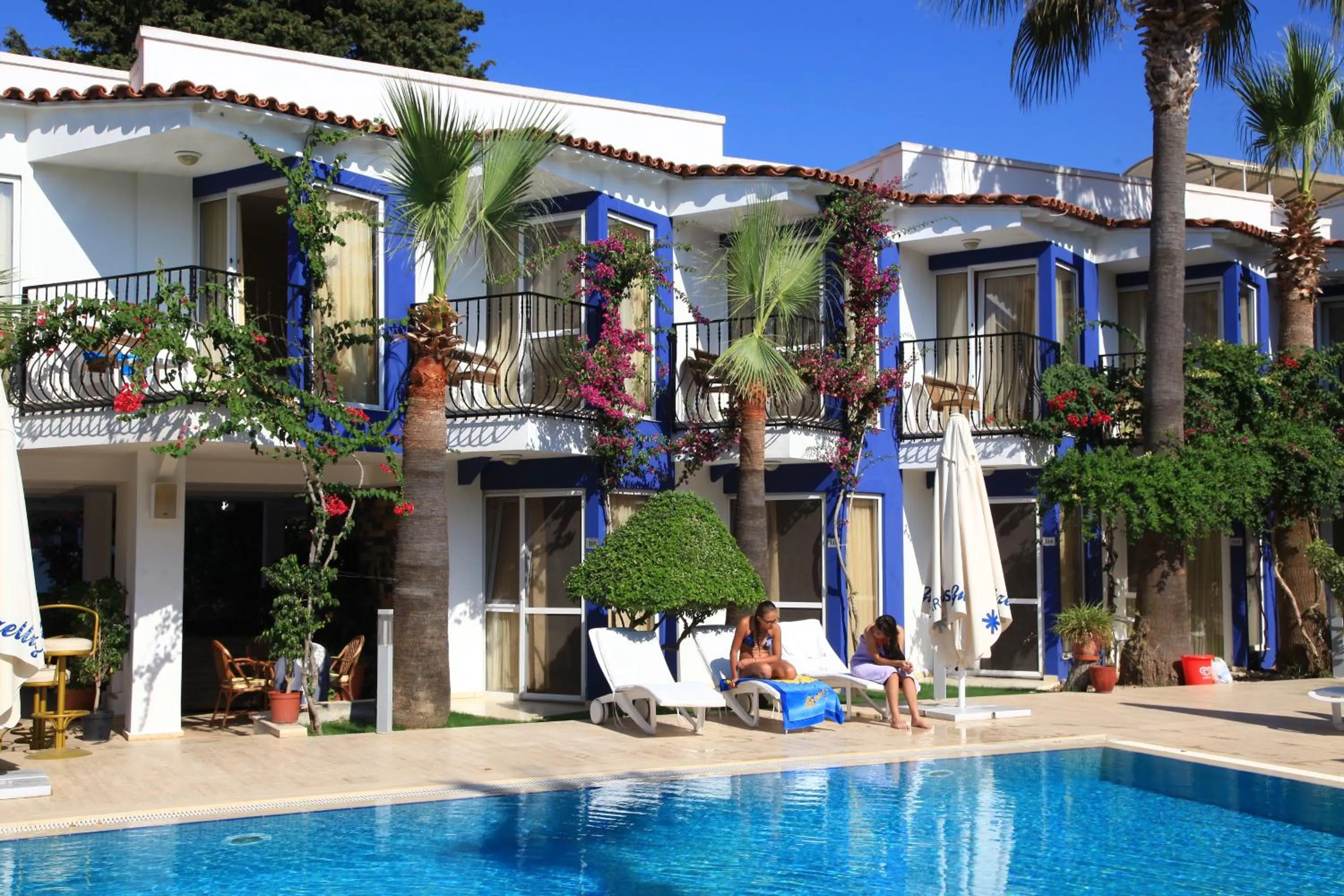 Inner courtyard view in Catamaran Hotel