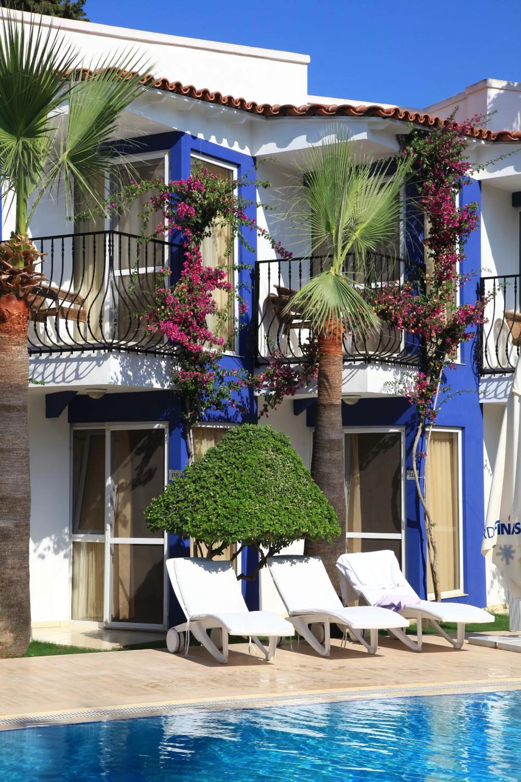Pool view in Catamaran Hotel