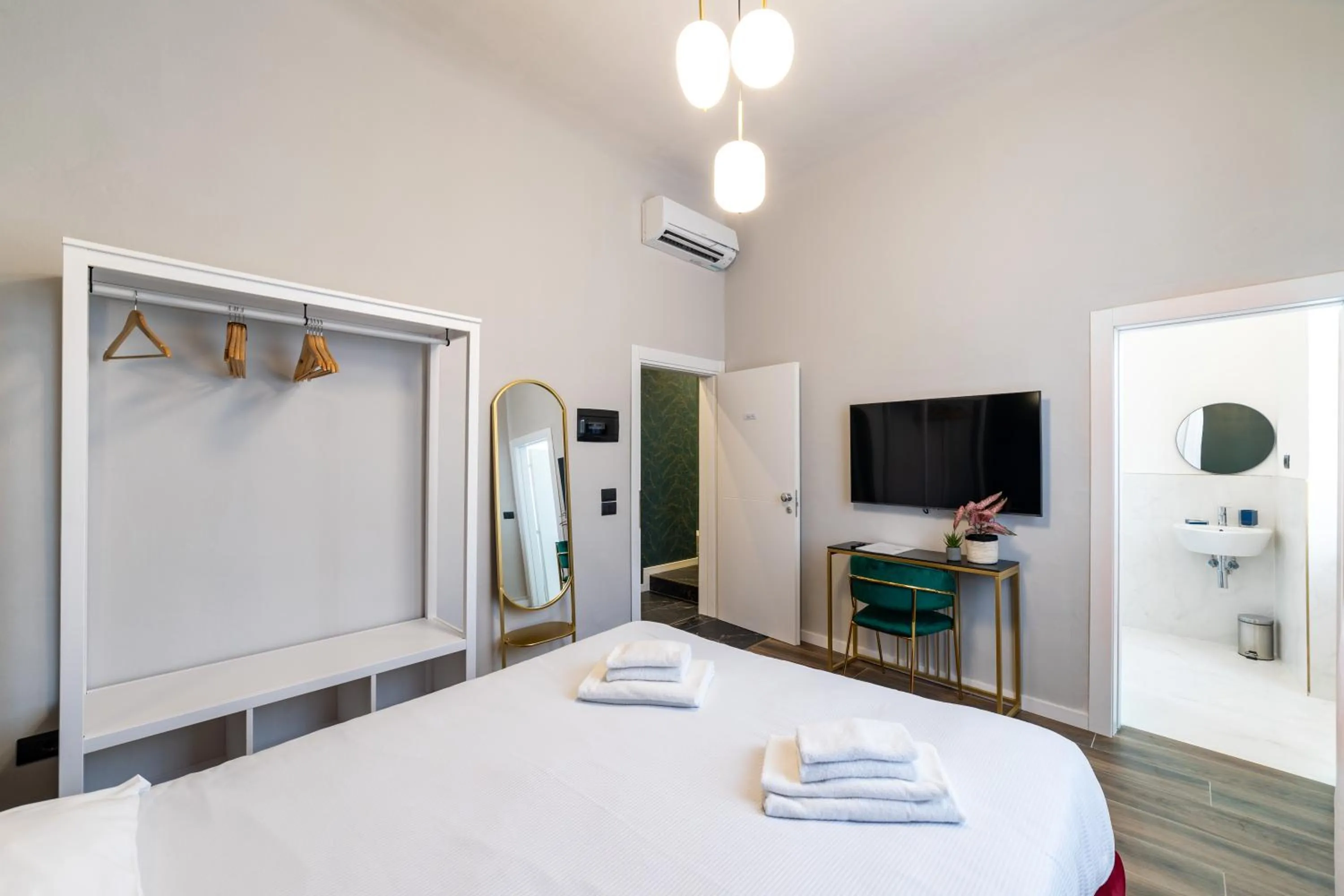 Bedroom, Bed in Romantic Room Duomo