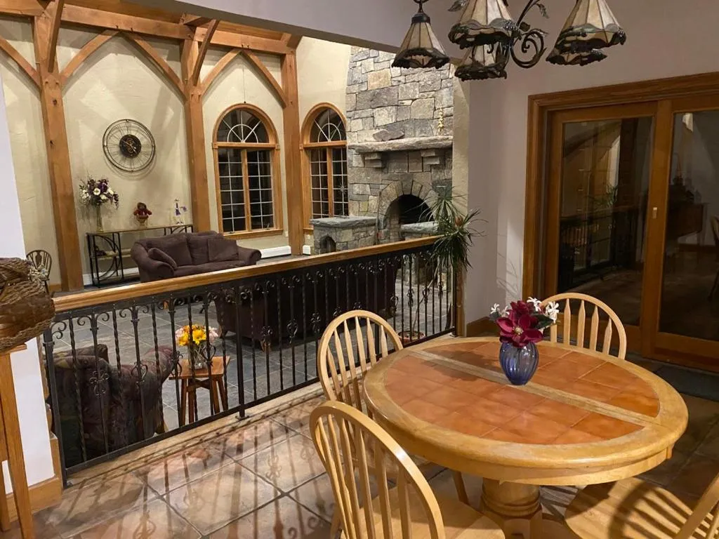 Communal lounge/ TV room in Chestnuthill Countryside Manor