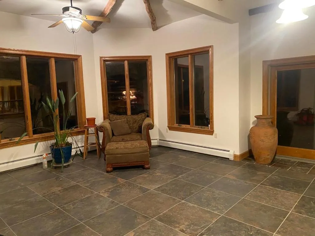 Communal lounge/ TV room in Chestnuthill Countryside Manor