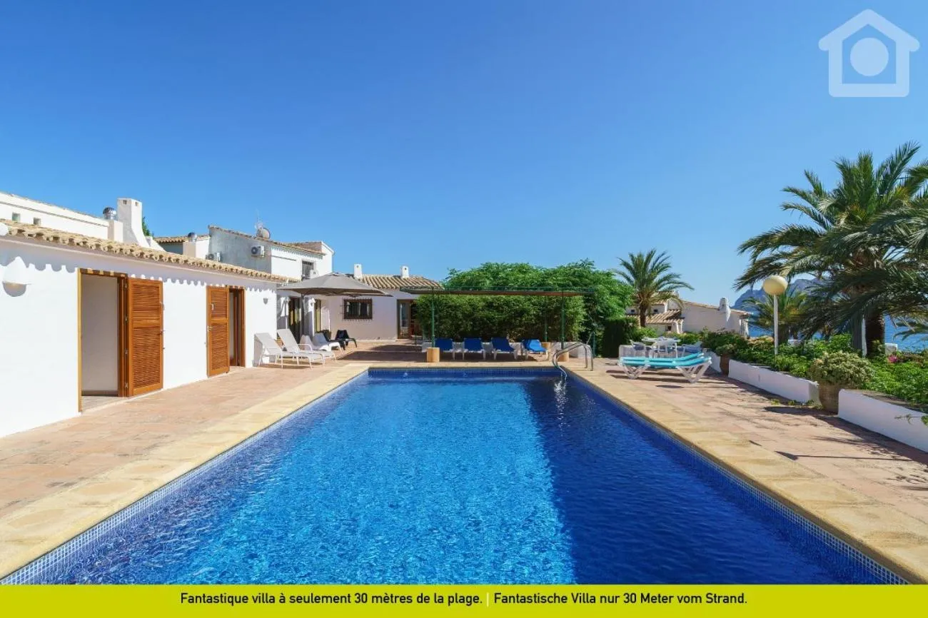Swimming pool in SolHabitat Villa La Andana