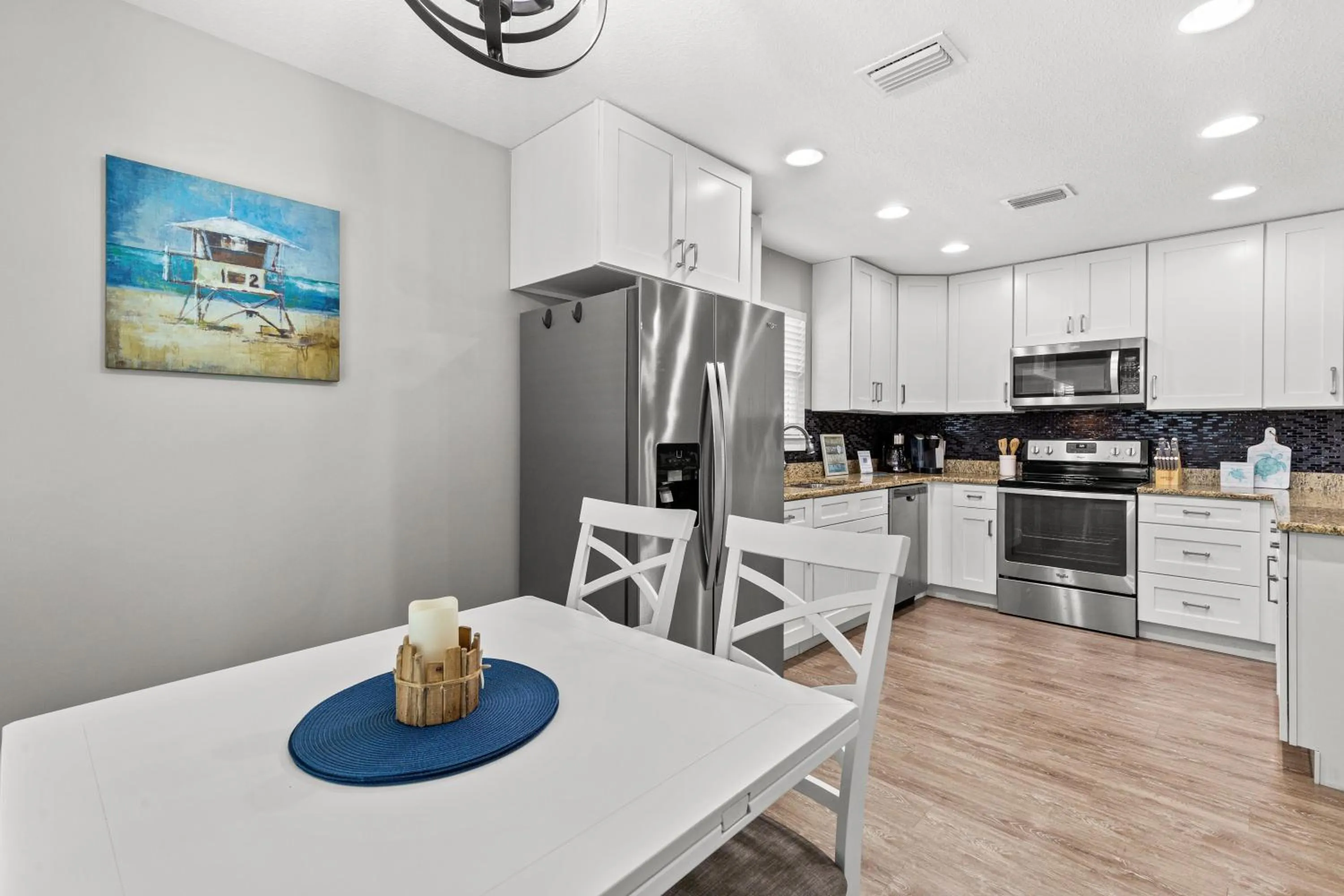 Dining area in 3BD, 2BA Home! Family Friendly! Close to Beach! HOT TUB!