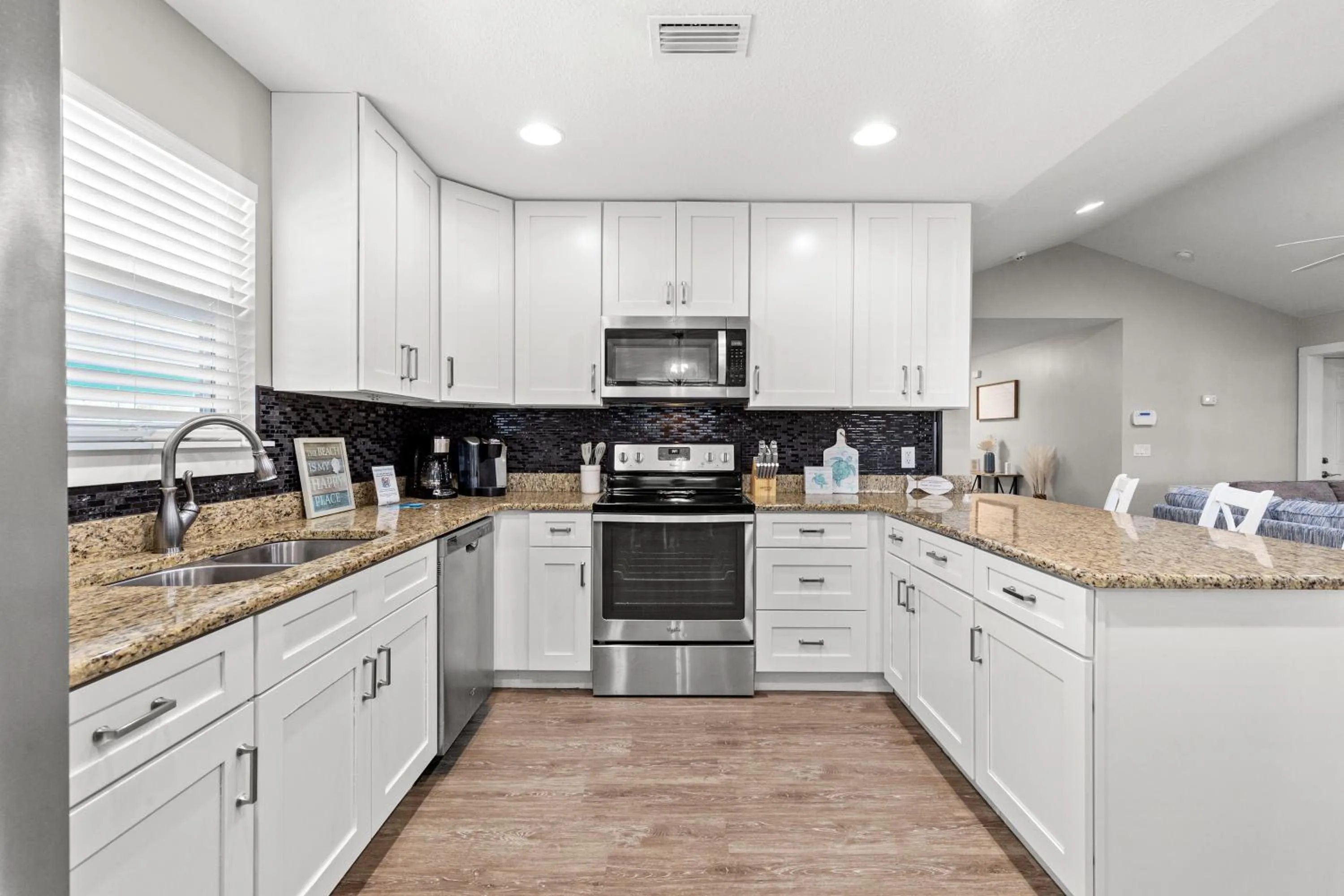 Kitchen or kitchenette in 3BD, 2BA Home! Family Friendly! Close to Beach! HOT TUB!