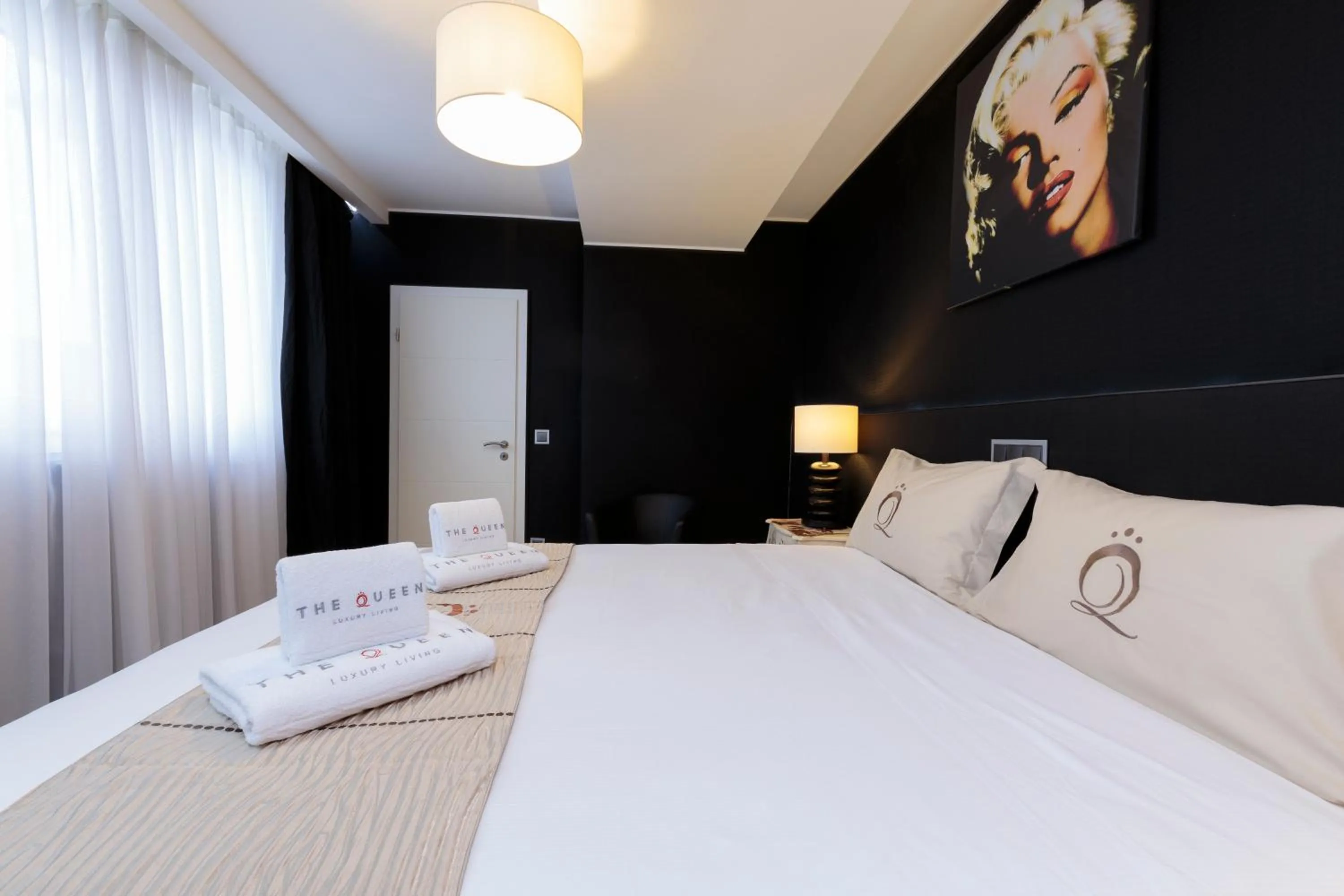 Bedroom, Bed in The Queen Luxury Apartments - Villa Marilyn