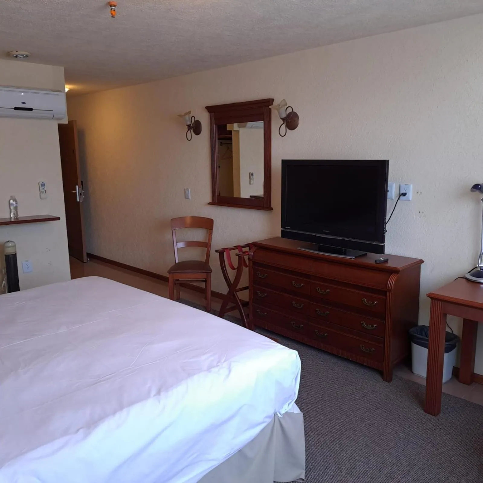 Bedroom, Bed in Howard Johnson by Wyndham Toluca