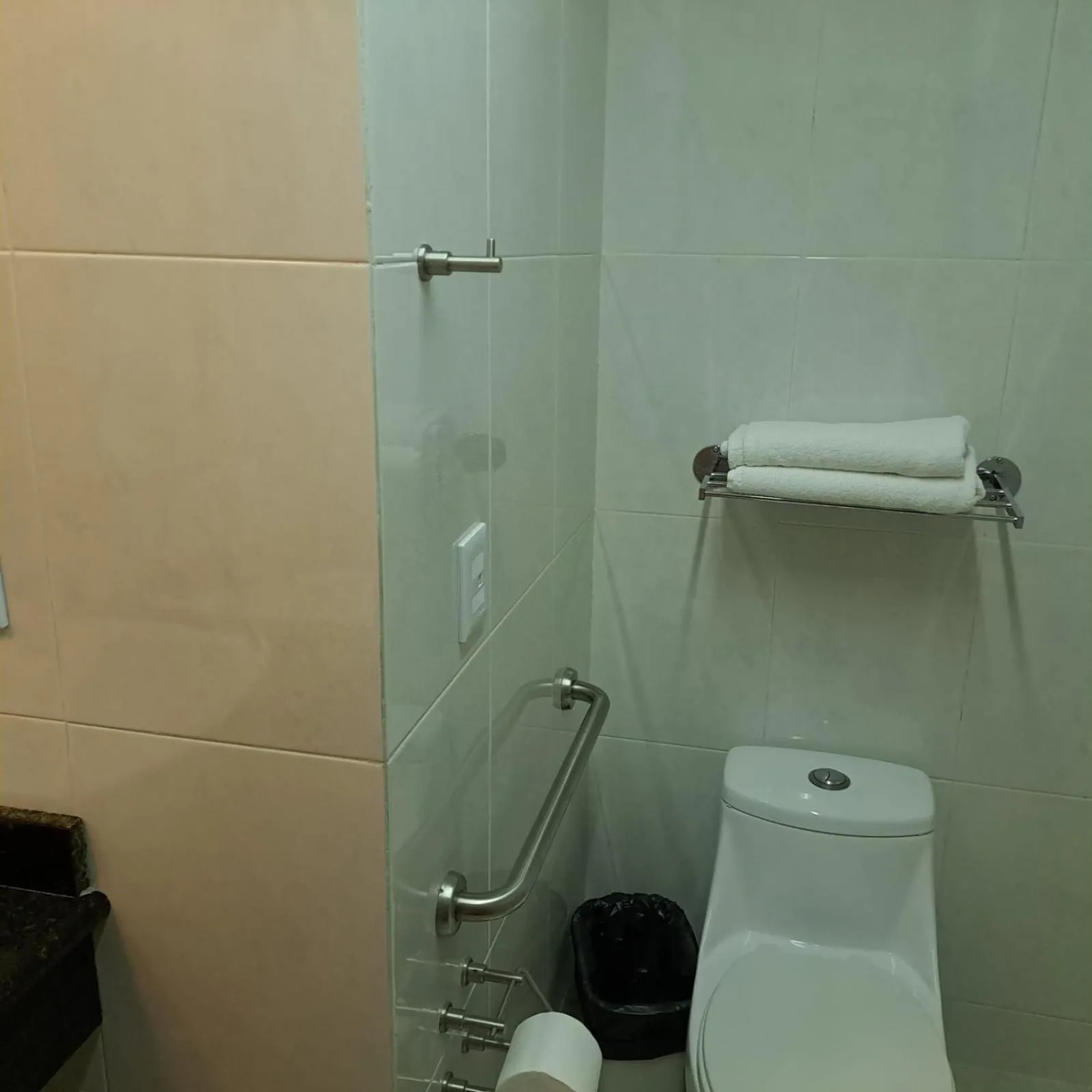 Toilet in Howard Johnson by Wyndham Toluca