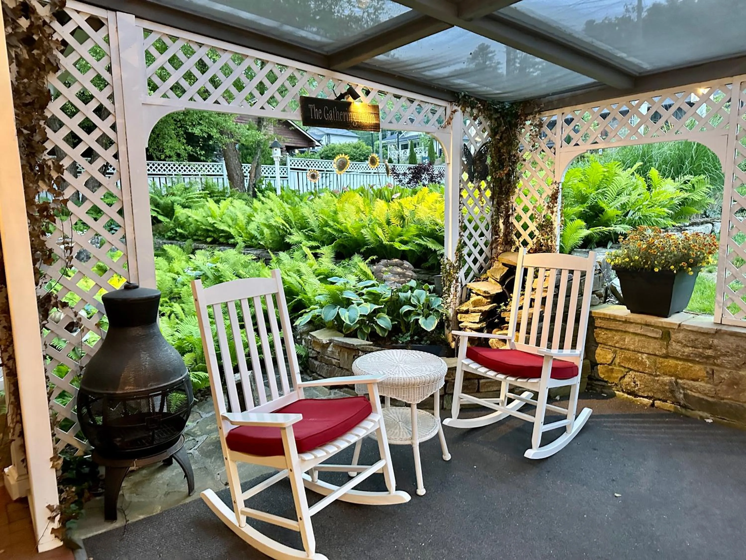 Seating area in Azalea Garden Inn