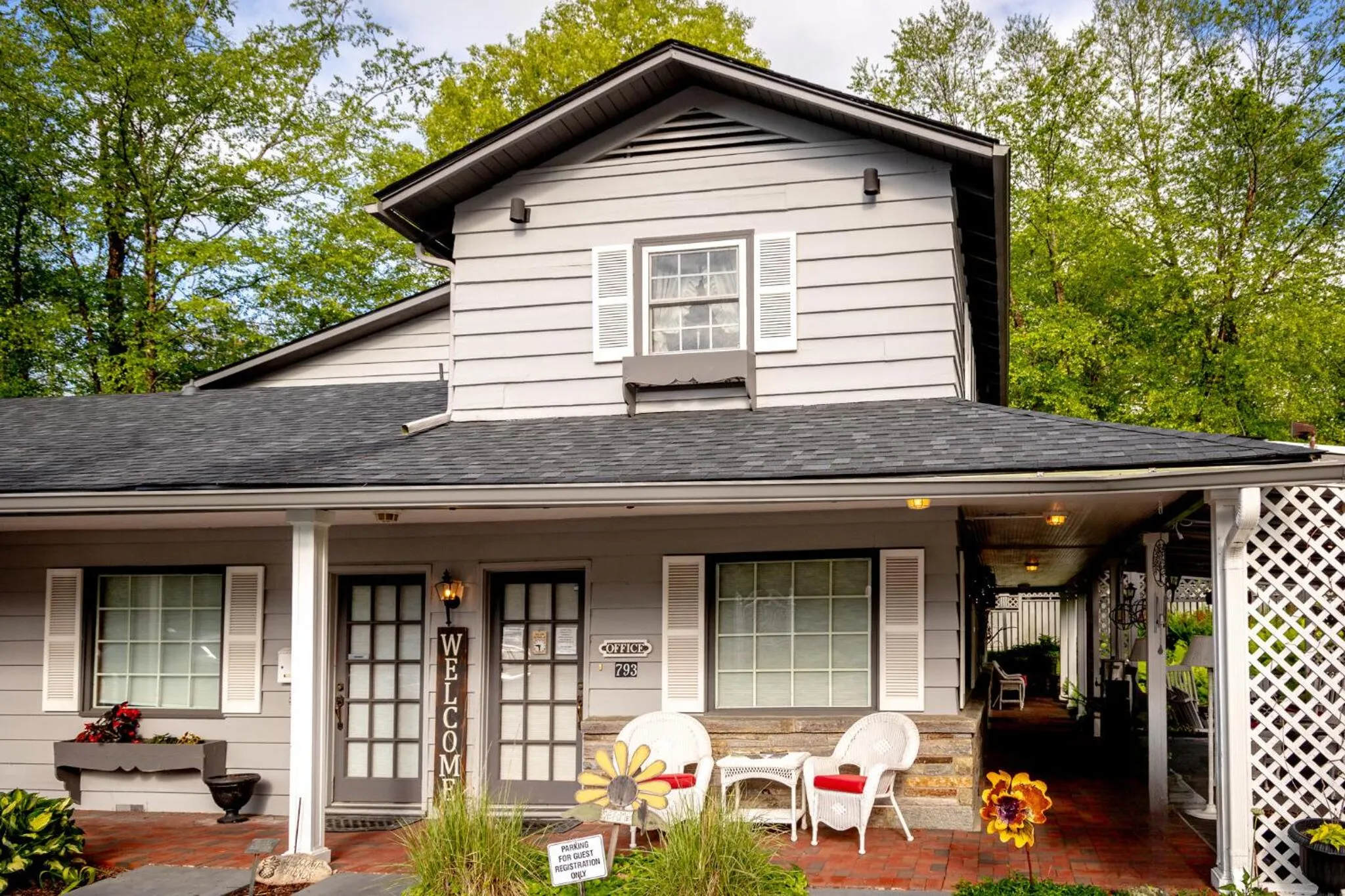 Facade/entrance in Azalea Garden Inn