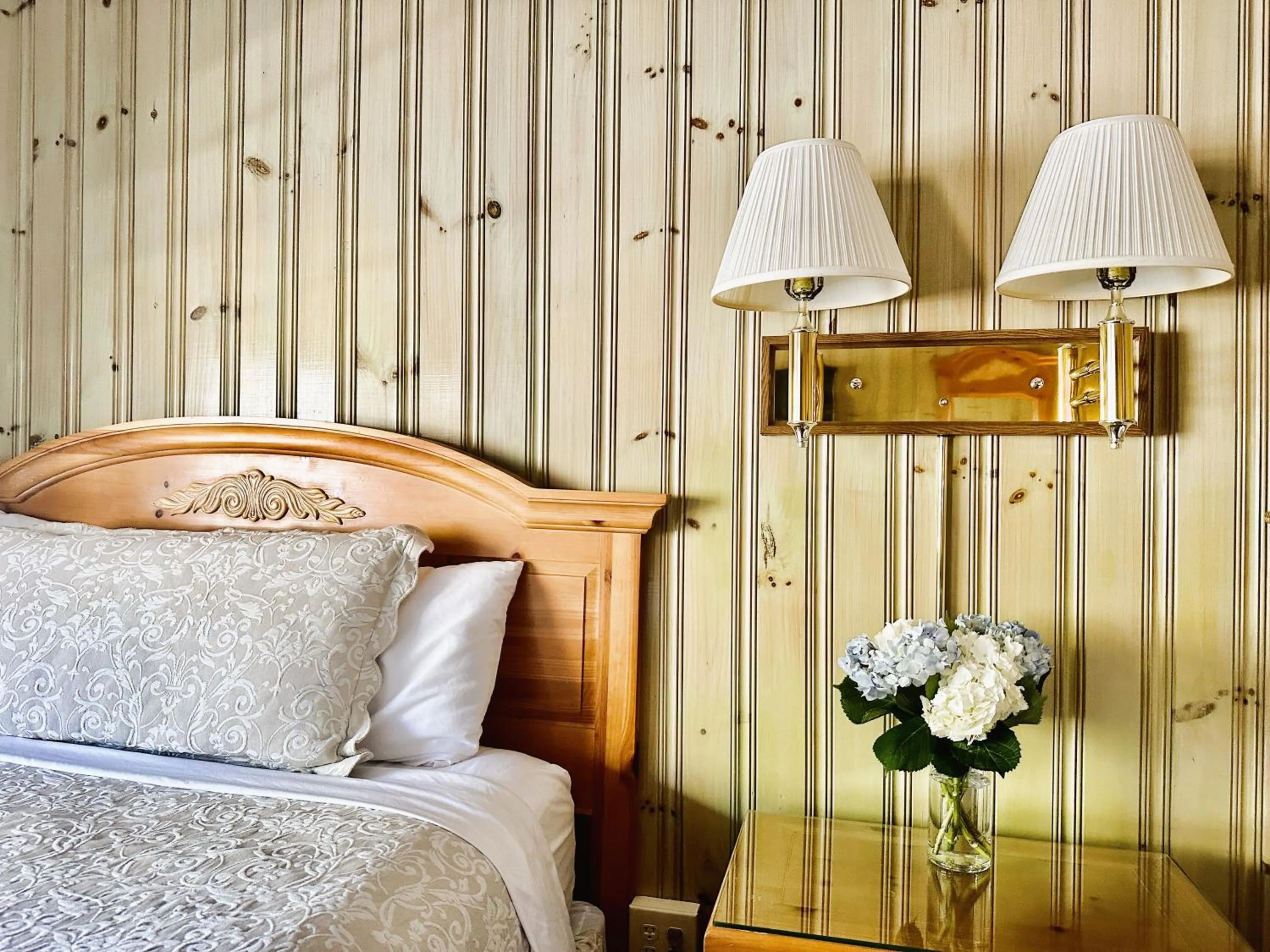 Bedroom, Bed in Azalea Garden Inn