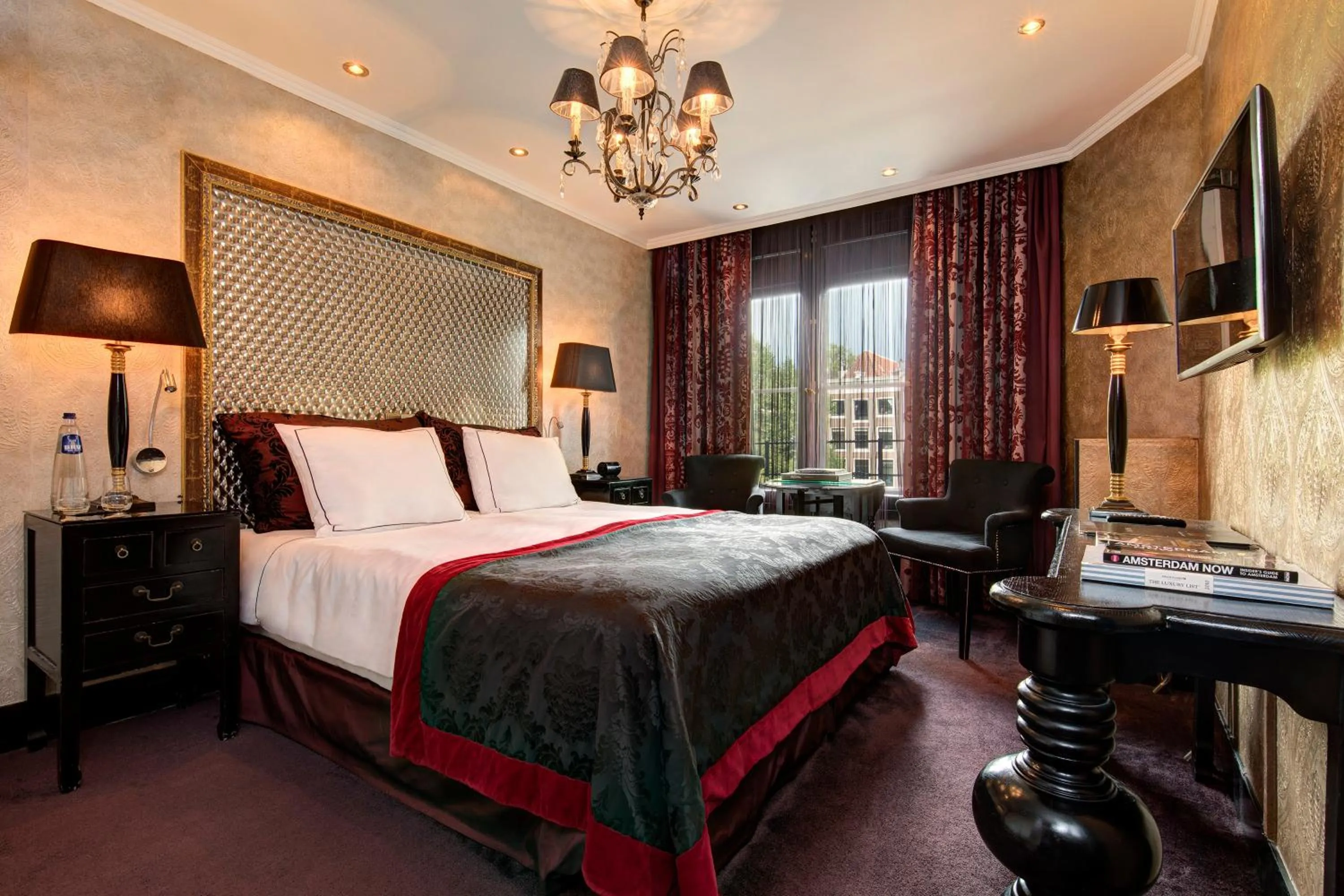 Bed in The Pavilions Amsterdam, The Toren