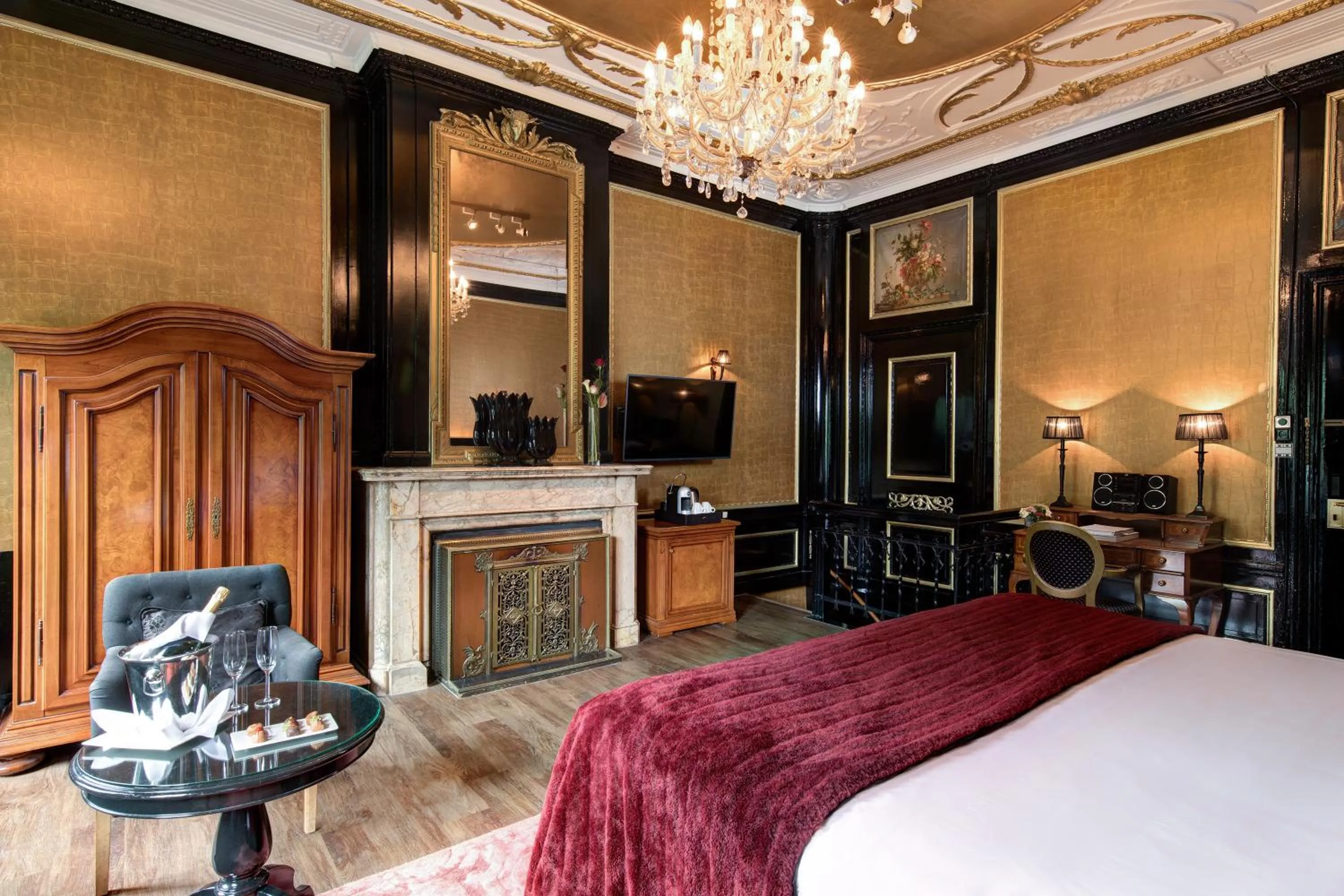 Decorative detail, Bed in The Pavilions Amsterdam, The Toren