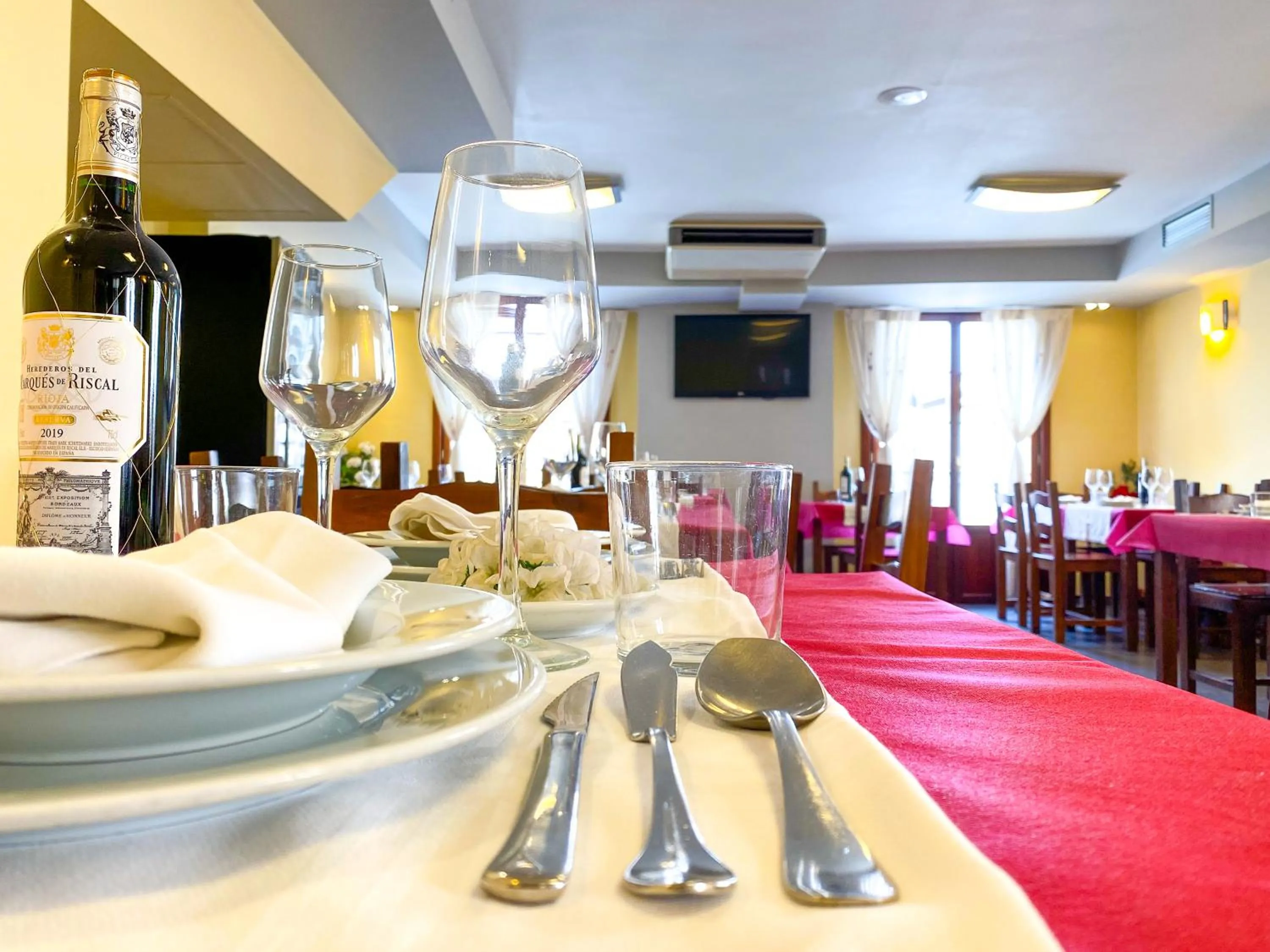 Restaurant/places to eat in Hostal Ainoa