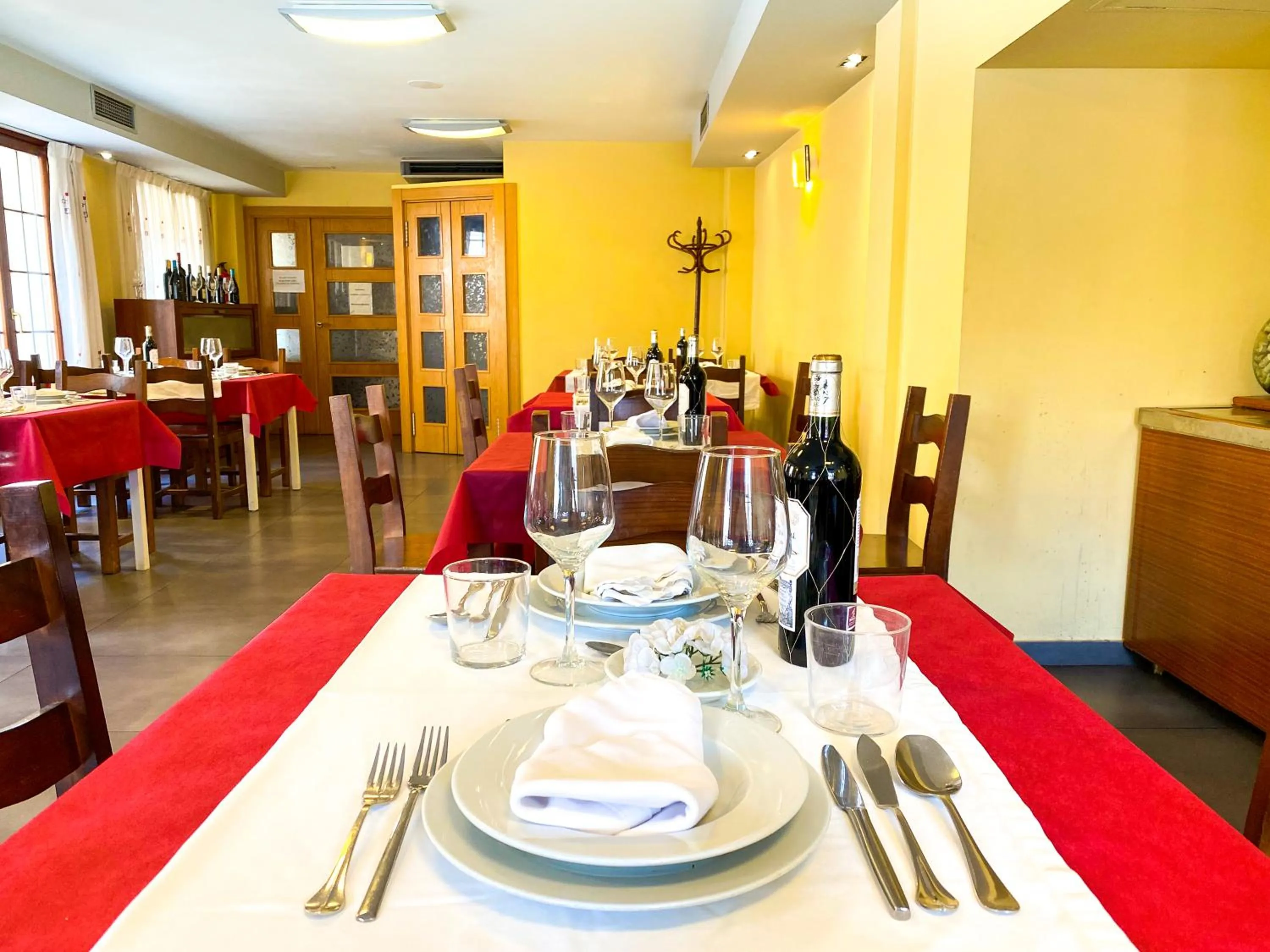 Restaurant/places to eat in Hostal Ainoa