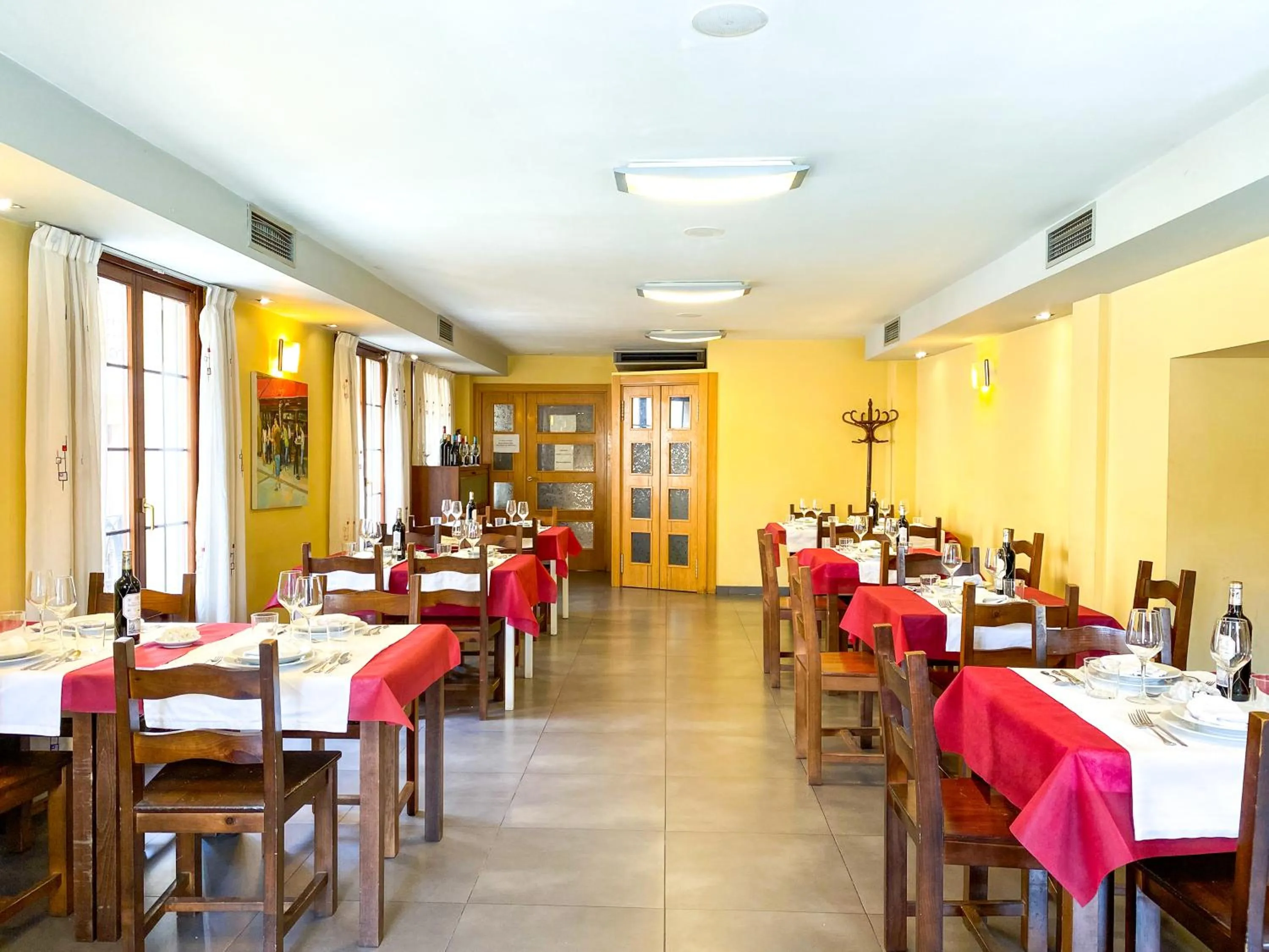 Restaurant/places to eat in Hostal Ainoa