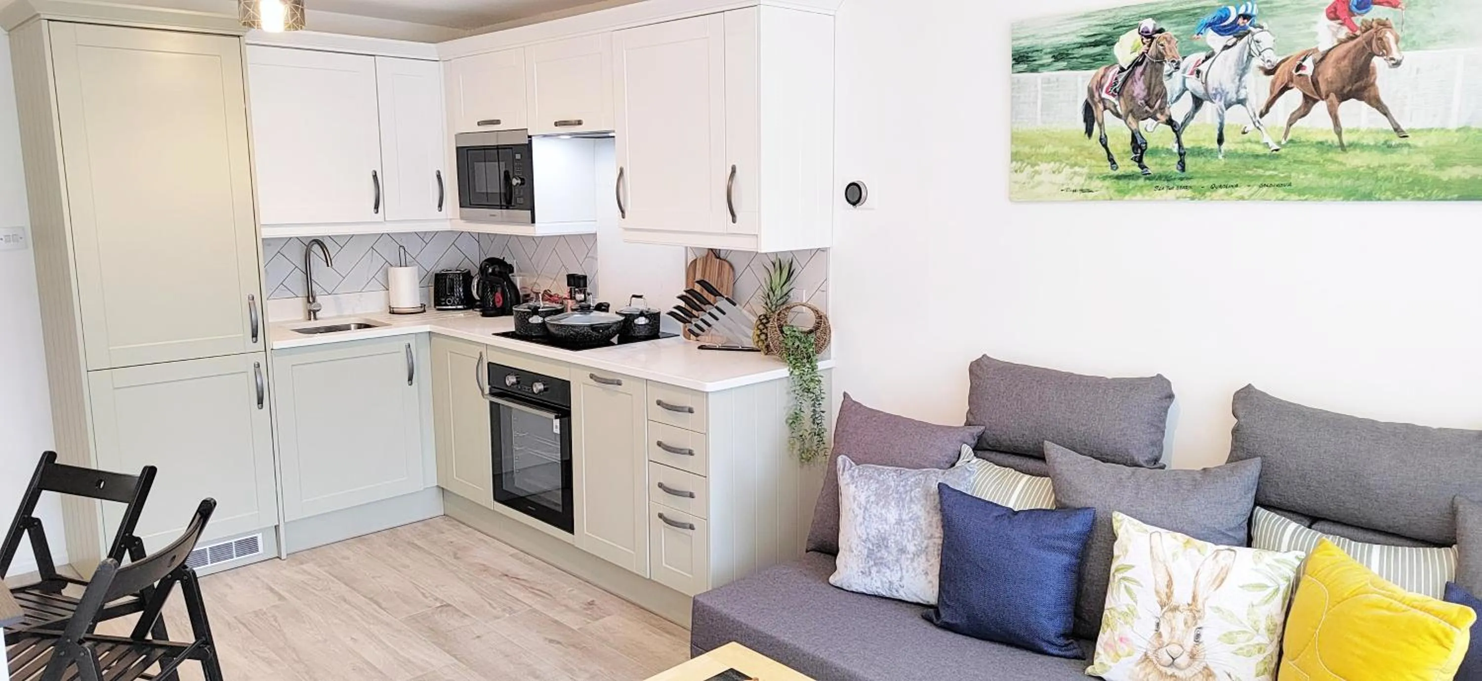 Kitchen or kitchenette in Modern 2 BR Apartment near Town