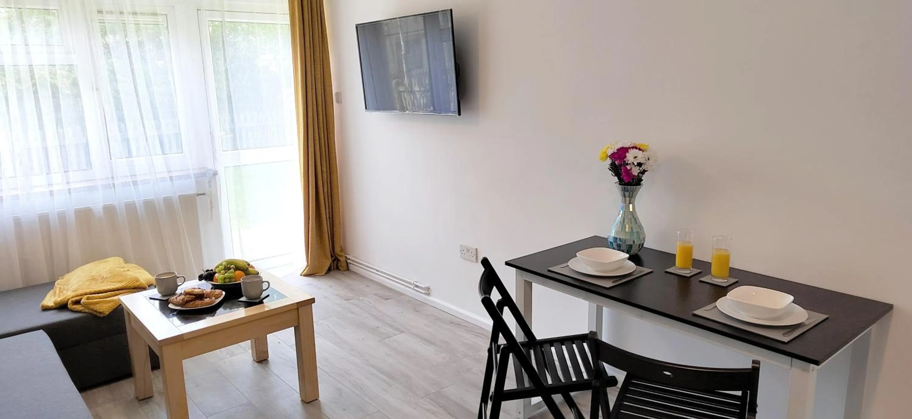 TV and multimedia in Modern 2 BR Apartment near Town