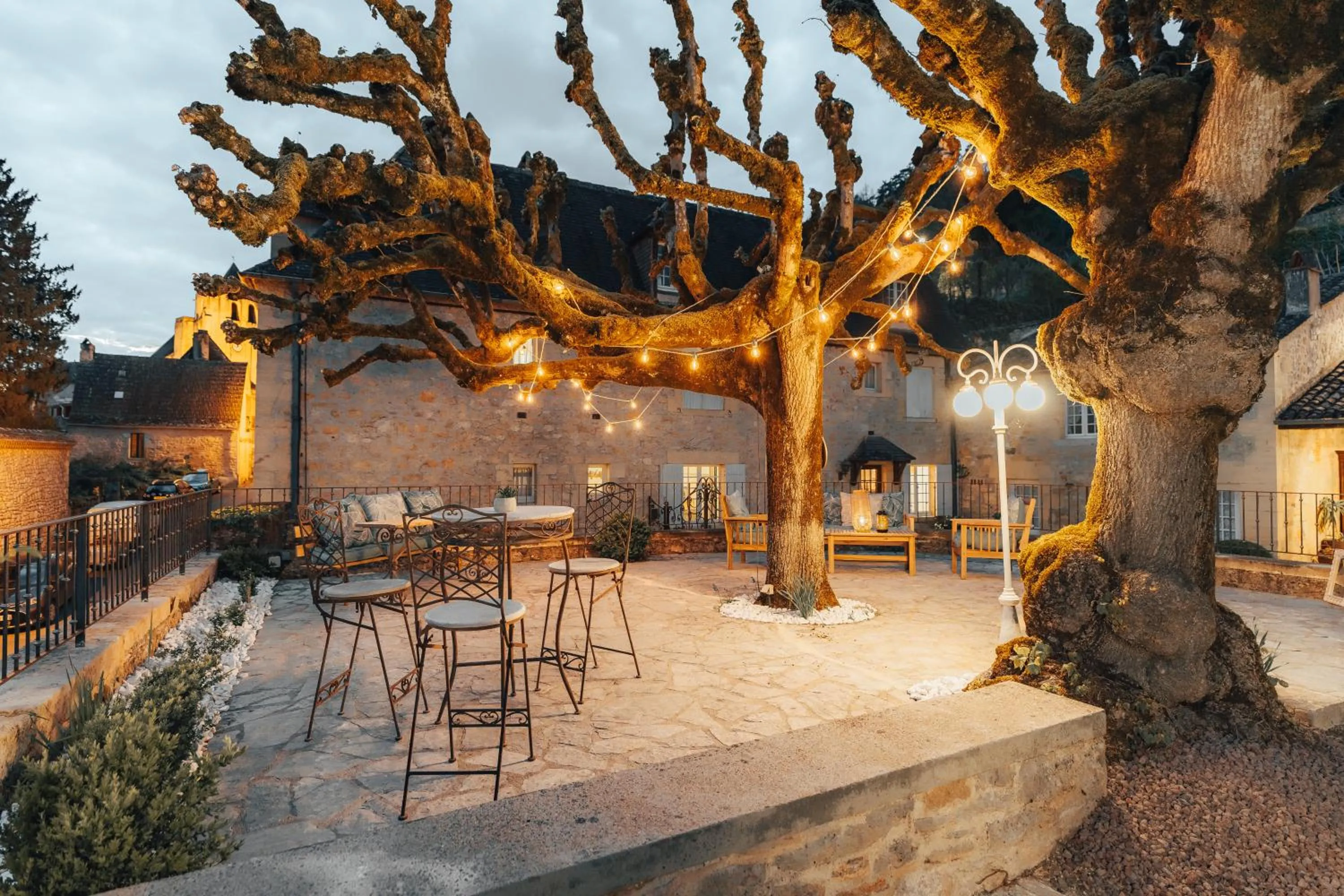 Patio in Hôtel l'Abbaye