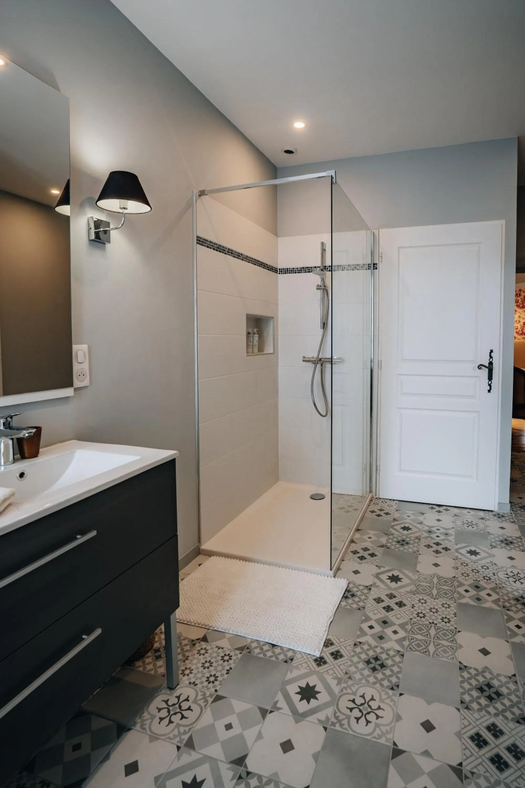 Shower in Hôtel l'Abbaye