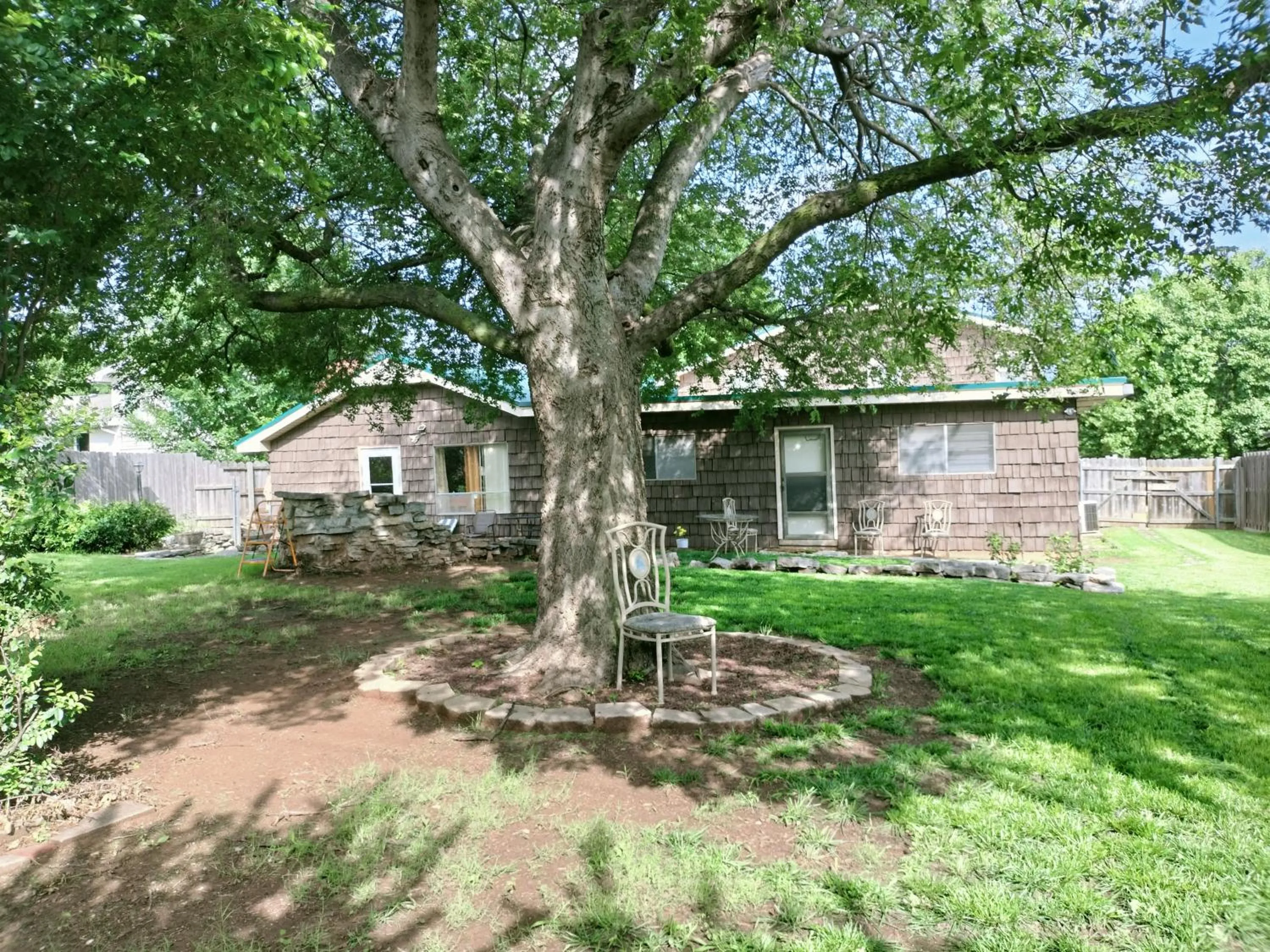 Golden Sunflower's Apt E