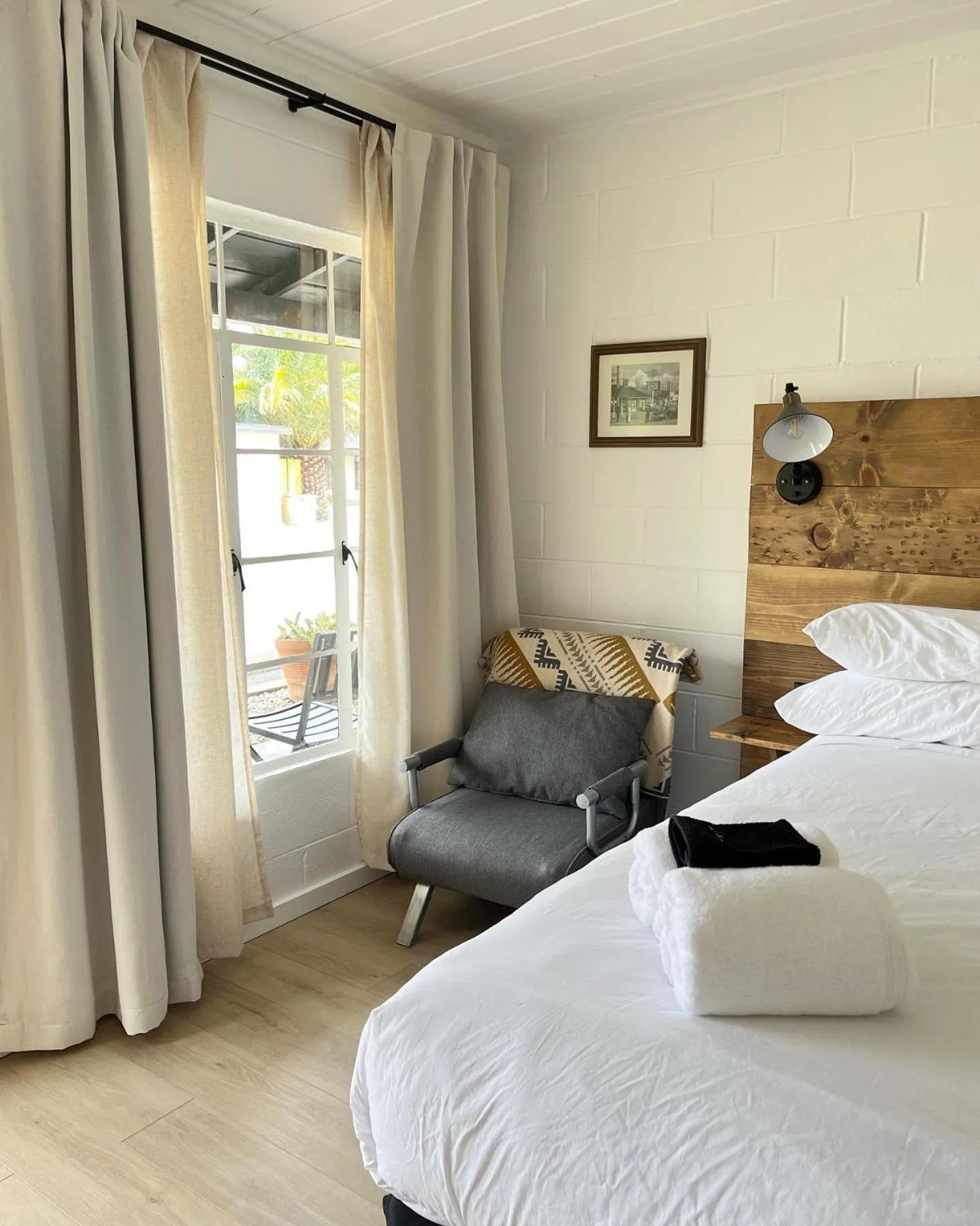 Bedroom, Bed in Triangle Motel