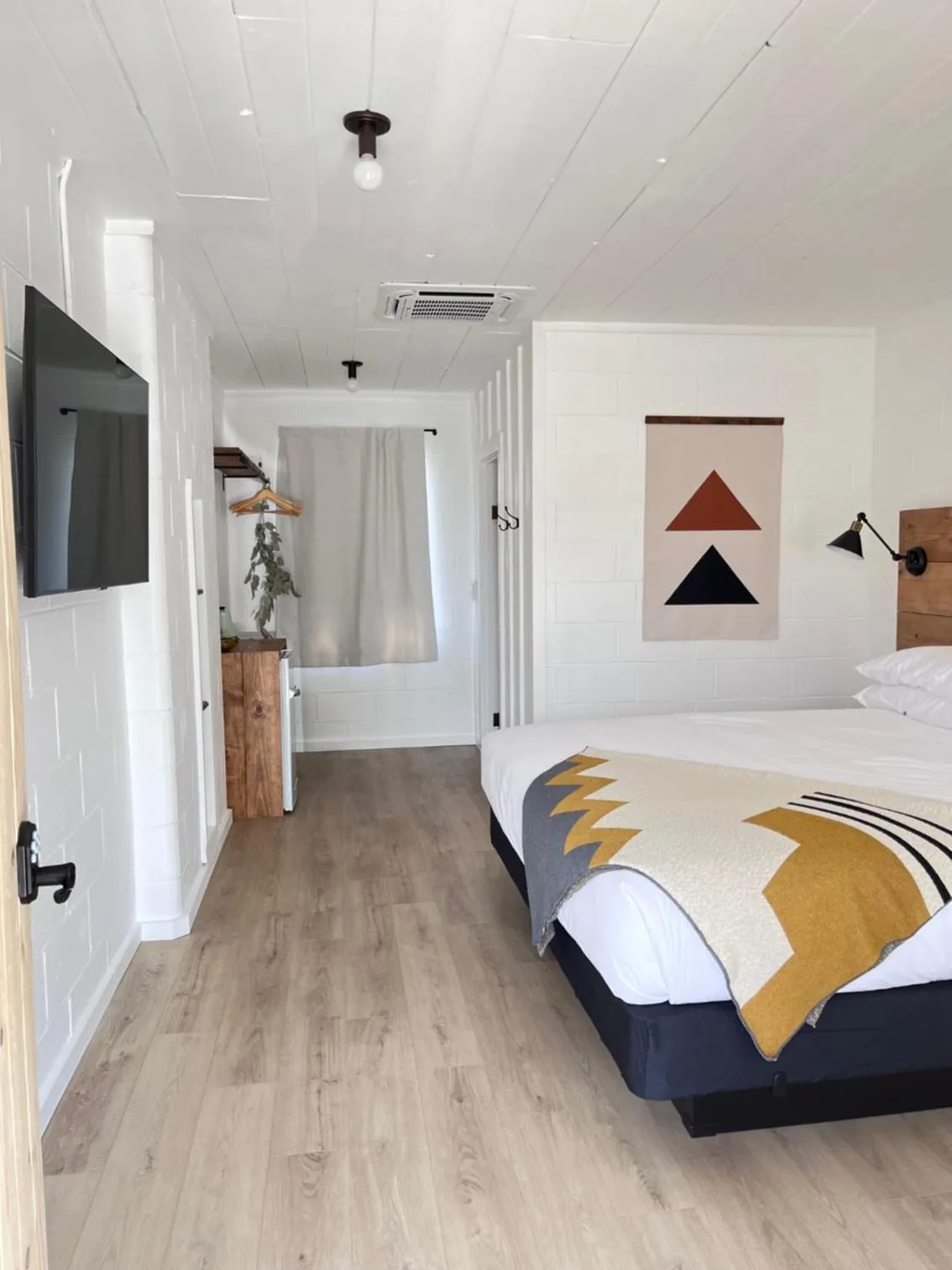 Bedroom, Bed in Triangle Motel