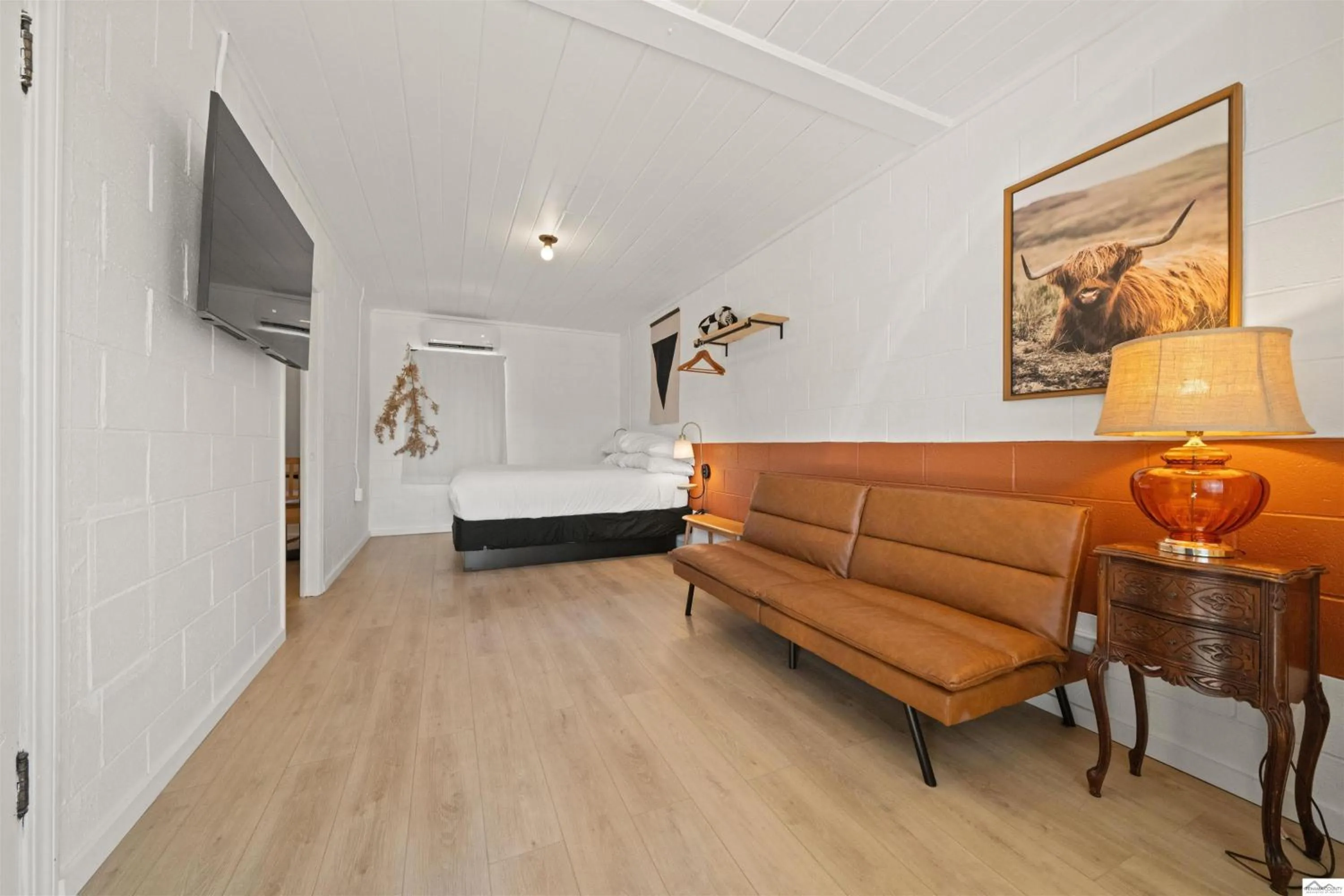 Photo of the whole room in Triangle Motel