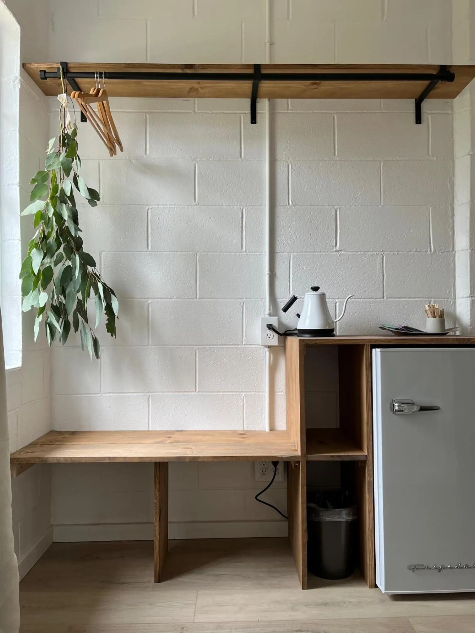 Coffee/tea facilities in Triangle Motel