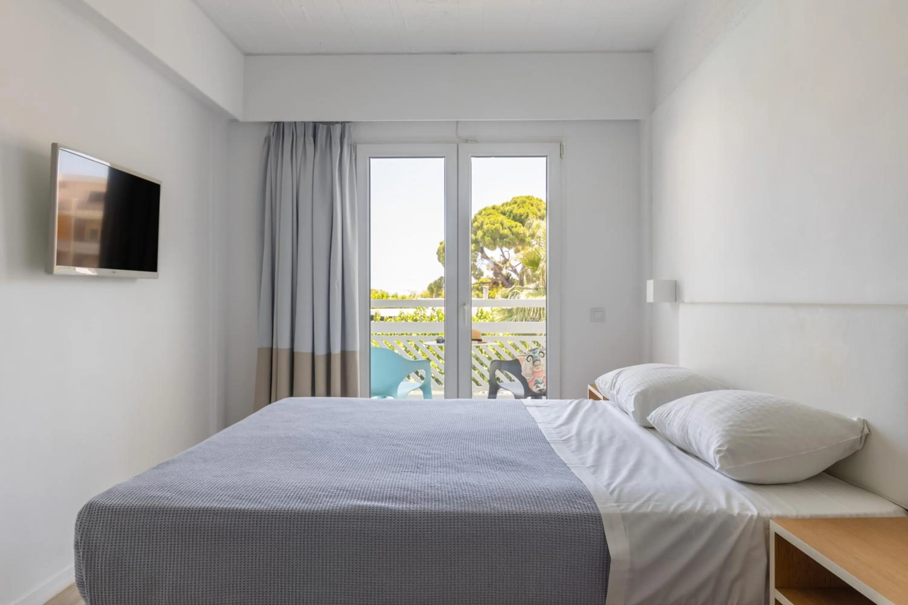 Bed in Marathon Beach Resort