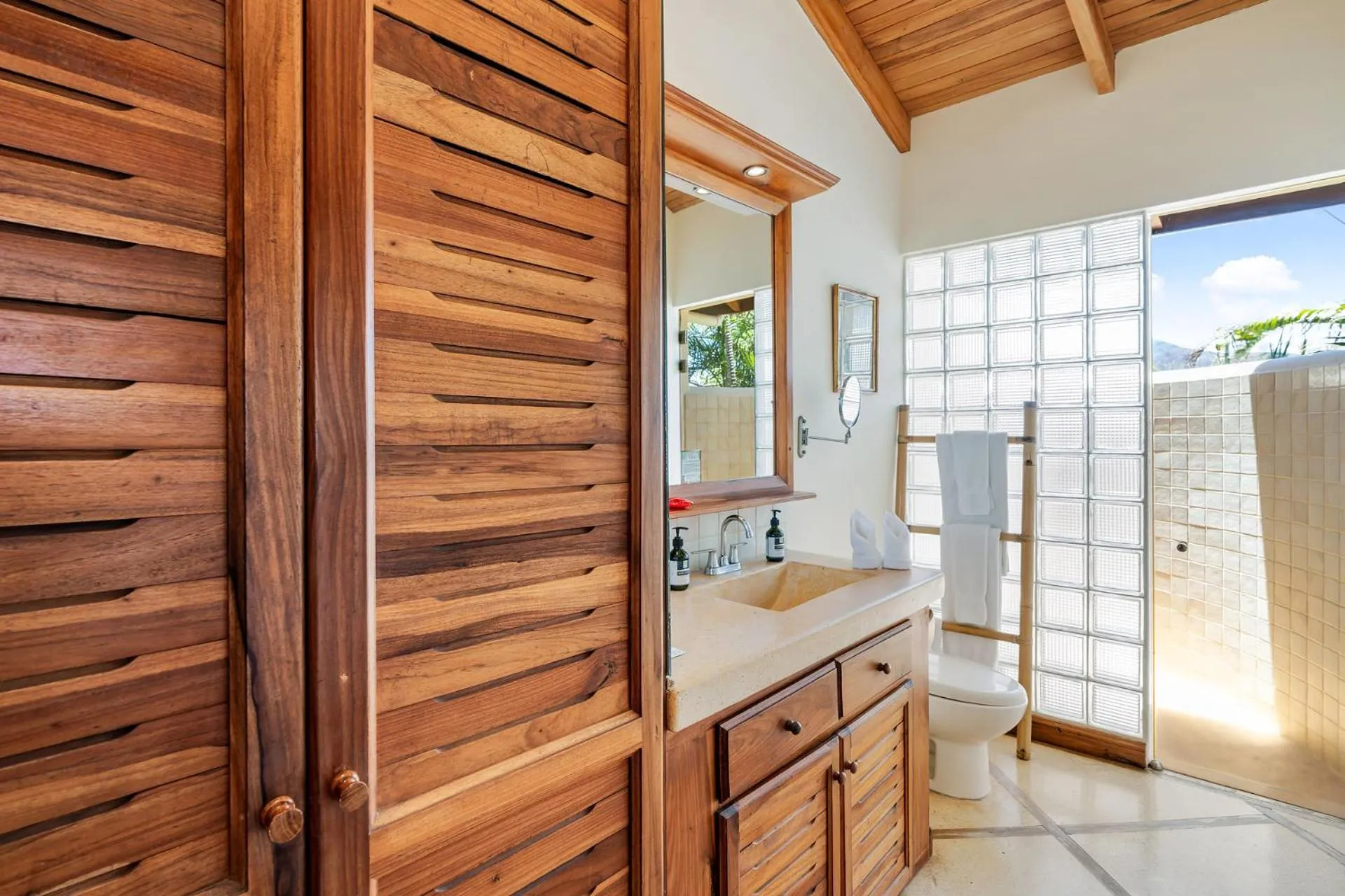 Los Altos de Eros - Adults Only