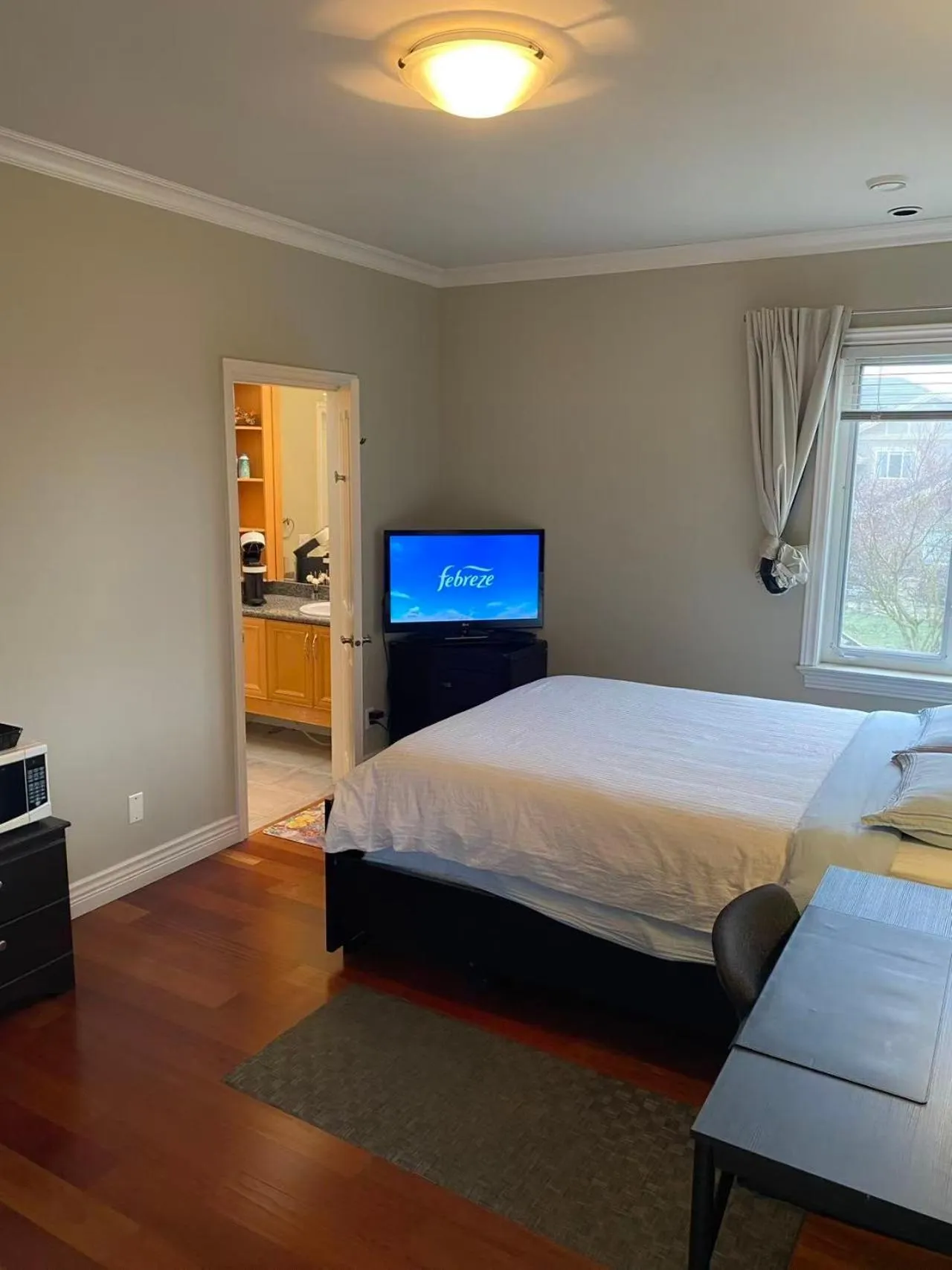 A cozy independent entrance bedroom with a private washroom close to YVR Richmond