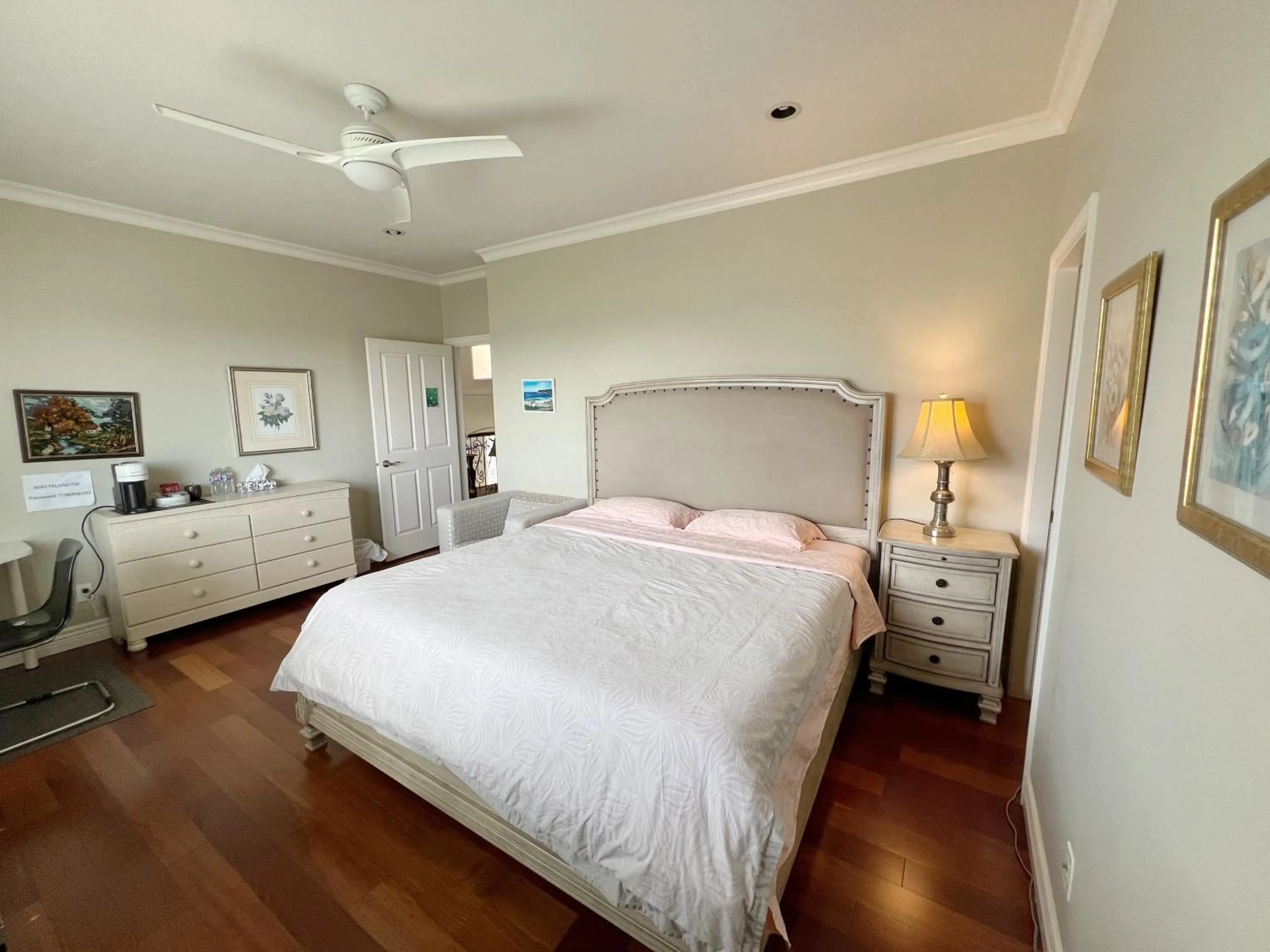 A cozy independent entrance bedroom with a private washroom close to YVR Richmond