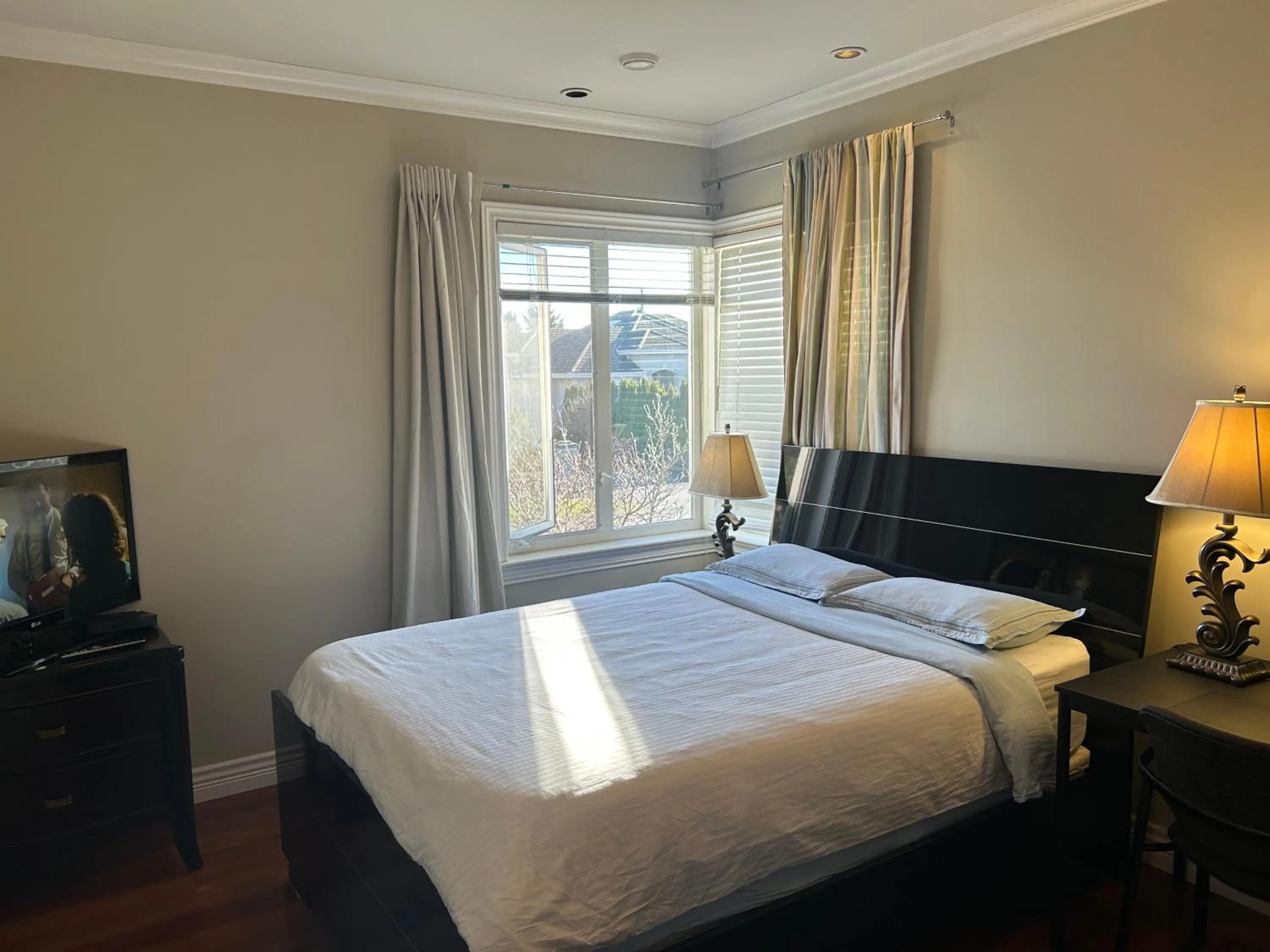 A cozy independent entrance bedroom with a private washroom close to YVR Richmond
