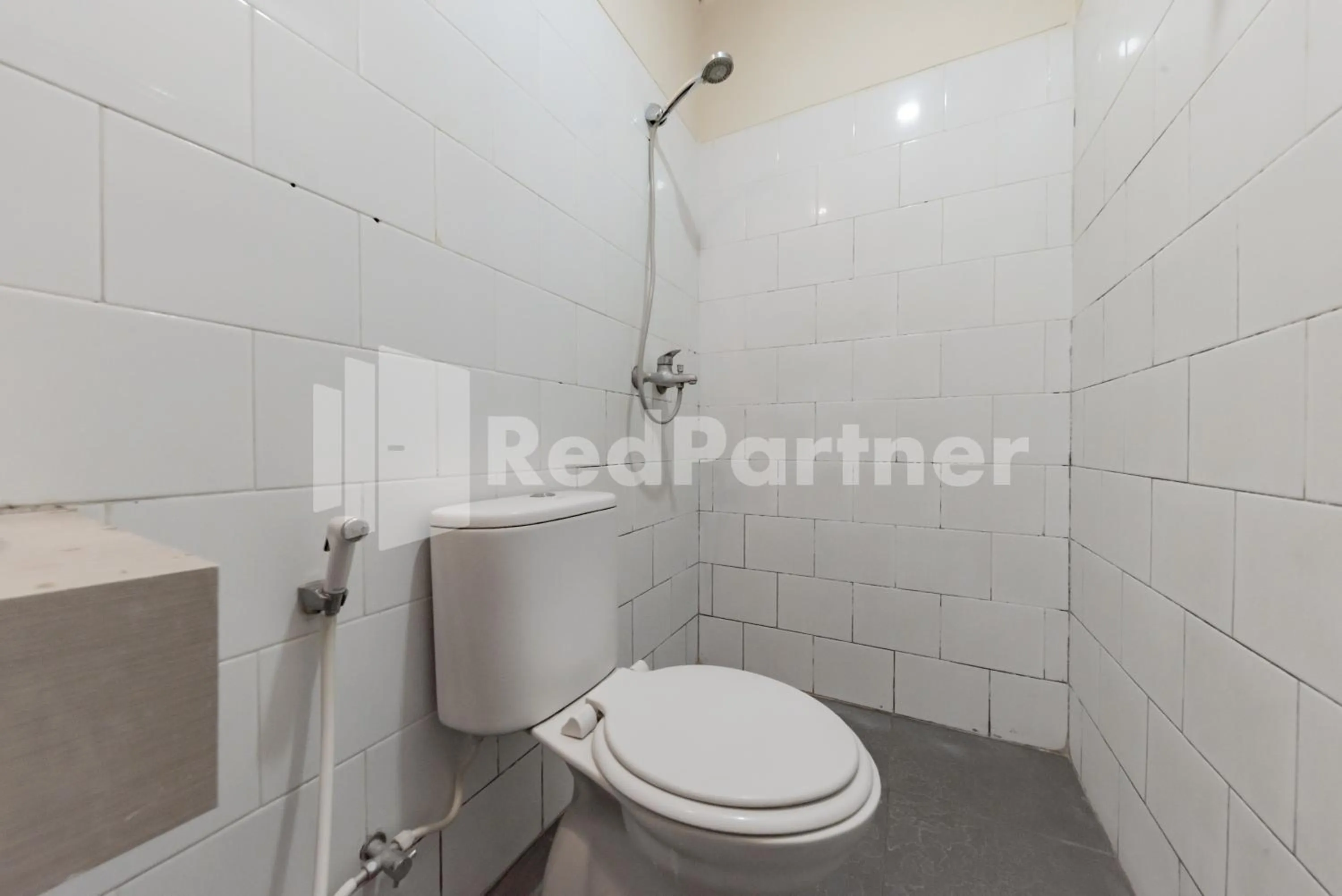 Shower in Maleo Residence Bandung Mitra RedDoorz