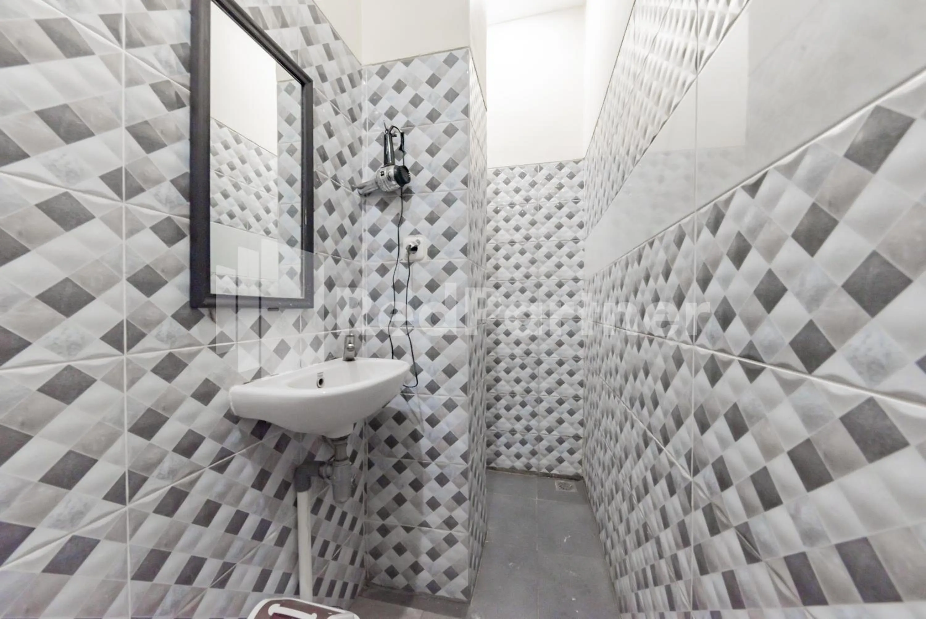 Shower in Maleo Residence Bandung Mitra RedDoorz